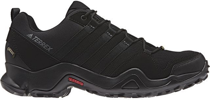 Кроссовки трекинговые мужские Adidas Terrex Ax2R Gtx, цвет: черный. BA8040. Размер 7 (39)BA8040 Кроссовки трекинговые мужские Adidas Terrex Ax2R Gtx, цвет: черный. BA8040. Размер 7 (39)BA8040Удобные кроссовки Adidas Terrex Ax2R Gtx для трекинга и туризма. Дышащий верх и подкладка Gore-Tex обеспечивают сухость ног. Литая стелька плотно облегает стопу, а вставка Adiprene в пяточной части способствует амортизации ударных нагрузок. Подошва Traxion обеспечивает сцепление с камнями и грунтом даже во влажную погоду.