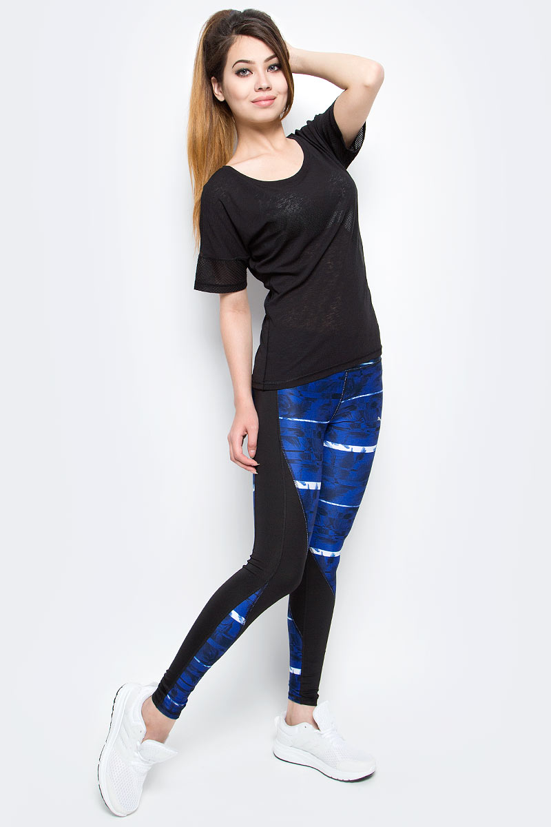 Тайтсы для бега женские Puma CLASH Tight, цвет: синий, черный. 515124_06. Размер S (42/44)515124_06 Тайтсы для бега женские Puma CLASH Tight, цвет: синий, черный. 515124_06. Размер S (42/44)515124_06Женские тайтсы для бега CLASH Tight оригинального фасона и расцветки станут вашей любимой моделью, потому что они не только отлично подходят для занятий спортом и активного отдыха, но и привлекают внимание своим неповторимым стилем. Дополнительные удобства создает использование высокофункциональной технологии dryCELL, которая отводит влагу, поддерживает тело сухим и гарантирует комфорт во время активных тренировок и занятий спортом. Широкий пояс мягко поддерживает живот и охватывает талию, он также снабжен карманами из плотного материала для смартфона и других ценностей. Смелая контрастная расцветка, характерная для всей линейки CLASH, дополняется интересным рисунком на всей поверхности изделия.