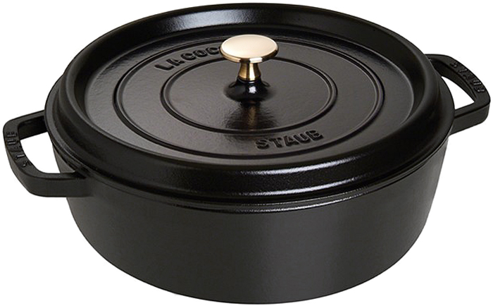 Кокот Staub, низкий, цвет: черный, 3,8 л1112625 Кокот Staub, низкий, цвет: черный, 3,8 л1112625Изготовлен из чугуна, покрытого эмалью снаружи и внутри. Подходит для использования на всех типах плит и в духовке. Перед первым использованием снять этикетки, тщательно вымыть горячей водой с мыльным средством и высушить, затем нанести немного растительного масла на внутреннюю поверхность посуды, излишки масла удалить салфеткой. Мыть жидким моющим средством, без применения абразивных веществ и металлических губок. Пригоден для мытья в посудомоечной машине. При падении на твердую поверхность посуда может треснуть или разбиться. Металлические кухонные принадлежности могут повредить посуду. Избегать резкого нагревания и охлаждения, резкий перепад температуры может привести к повреждению посуды. Чтобы не обжечься, пользуйтесь прихватками.Адрес изготовителя:Zwilling Staub France S.A.S, 47 bis, rue des Vinaigriers, 75010 Paris, FRANCE (Цвиллинг Стауб Франс С.А.С 47 бис, ру де Винаигриерс, 75010 Париж, Франция)