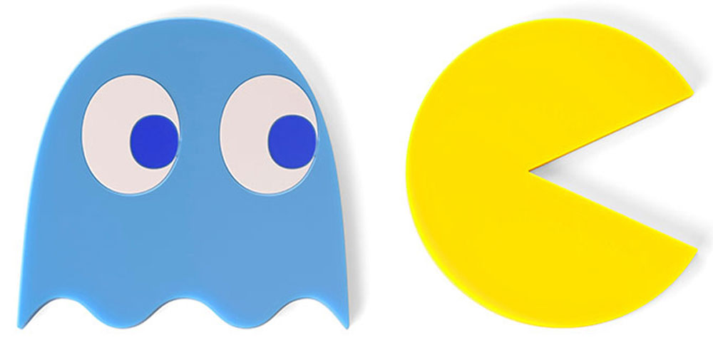 Подставка под горячее Balvi Pac-Man, магнитная, цвет: синий, желтый, 2 шт26500 Подставка под горячее Balvi Pac-Man, магнитная, цвет: синий, желтый, 2 шт26500Поколению 80-90х годов и поклонникам игры Pac-Man посвящается магнитная подставка под горячее Pac-Man. В комплект входят 2 подставки: одна выполнена в форме самого Пакмана, а другая - в виде милого голубого приведения с глазками, за которым и охотится Пакман. Эти подставки имеют внутри магниты, поэтому их можно легко прилепить на дно любой металлической посуды. Теперь чтобы поставить на стол горячую кастрюлю не надо сначала идти за подставкой, а потом за самим блюдом - с такими подставками это можно сделать одновременно. Чтобы подставки не занимали место в шкафу, их можно приклеить на холодильник до следующего использования. - В комплект входят 2 подставки.- Оснащены магнитами, с помощью которых легко крепятся к холодильнику.- Благодаря своему дизайну, они превратят приготовление еды в увлекательную игру.