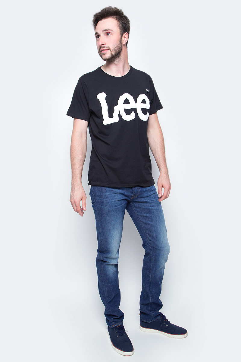 Джинсы мужские Lee, цвет: синий. L706CDJW. Размер 34-36 (50-36)L706CDJW Джинсы мужские Lee, цвет: синий. L706CDJW. Размер 34-36 (50-36)L706CDJWМужские джинсы Lee выполнены из натурального хлопка с дабавлением эластана. Прямые джинсы классической посадки застегиваются на пуговицу в поясе и ширинку на застежке-молнии, имеются шлевки для ремня. Джинсы имеют классический пятикарманный крой: спереди модель дополнена двумя втачными карманами и одним маленьким накладным кармашком, а сзади - двумя накладными карманами.