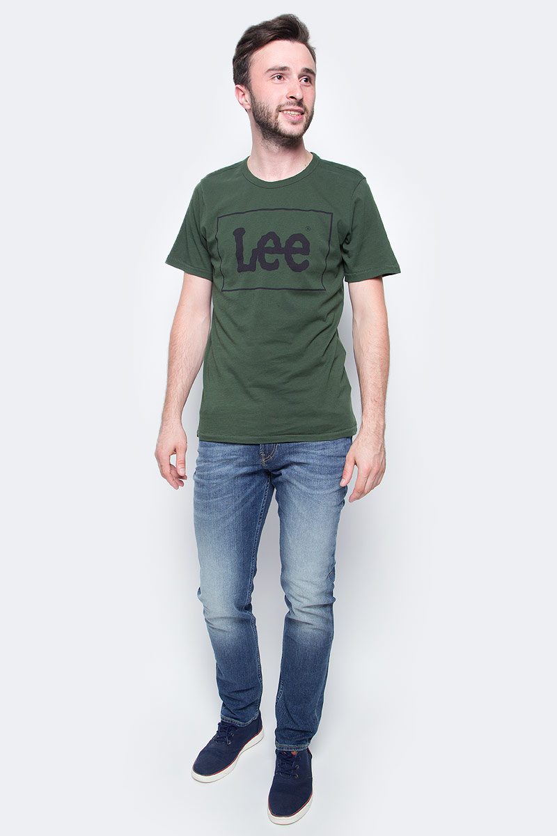 Футболка мужская Lee, цвет: зеленый. L61UAIDF. Размер L (50)L61UAIDF Футболка мужская Lee, цвет: зеленый. L61UAIDF. Размер L (50)L61UAIDFМужская футболка Lee с коротким рукавом и круглым вырезом горловины выполнена из натурального хлопка. Модель оформлена спереди крупной надписью.