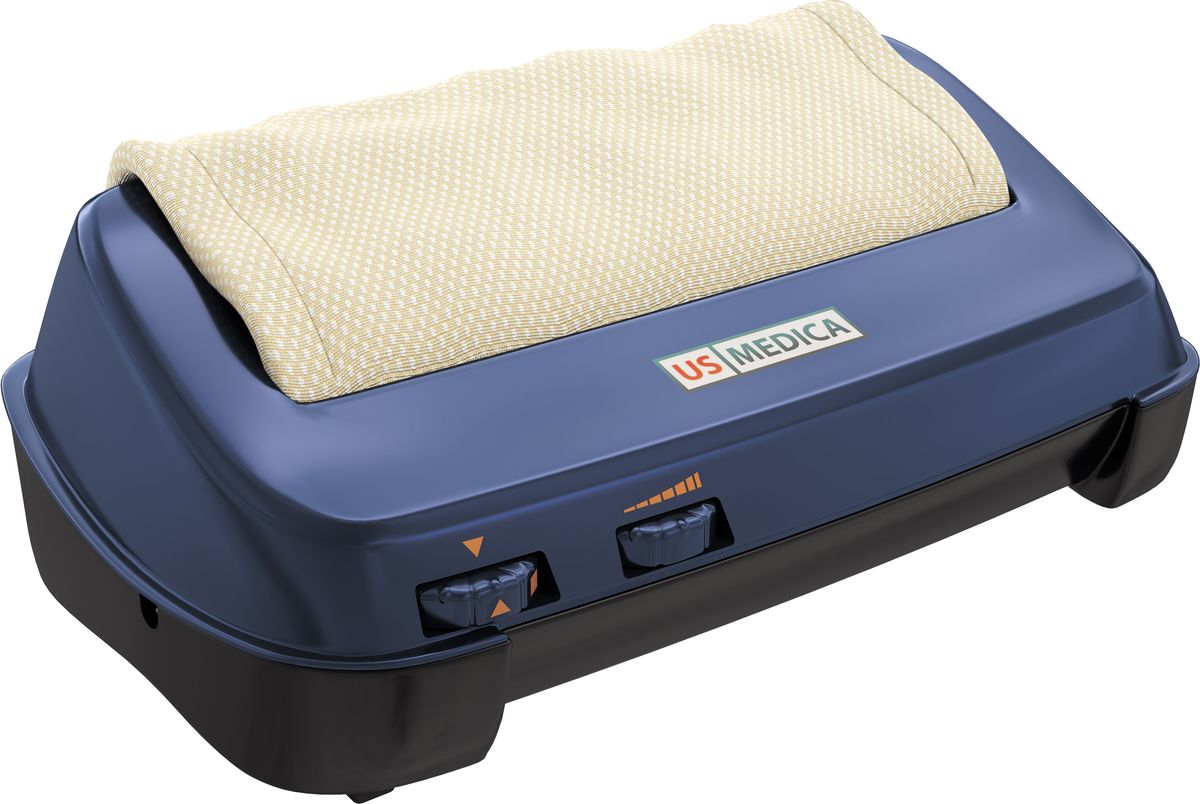 US Medica Массажер для стоп Omega130 US Medica Массажер для стоп Omega130Массажер для стоп US Medica Omega эффективно прорабатывает подошвенный апоневроз и все косточки стопы, тем самым осуществляя профилактику плоскостопия и уменьшая боли в спине. Поскольку нарушения в стопе вызывают проблемы сначала в коленных и тазобедренных суставах, а затем в позвоночнике.Можно менять направление движения роликов и скорость массажа. Для изменения интенсивности массажа надавливайте на ролики стопами. Единственный роликовый массажёр, который можно использовать в автомобиле и брать в долгие поездки. Незаменим для автолюбителей.Аппарат легкий и компактный, его можно использовать практически в любом месте. Вы можете поставить массажер под рабочий стол и совмещать трудовой процесс с пользой для своего здоровья.2 направления вращения массажных роликовРегулируемая скорость вращения роликовАвтоматический таймер: 15 минутДополнительный тканевый сменный чехол Сумка для хранения и транспортировки
