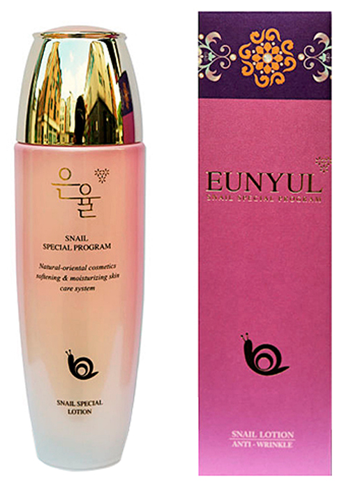 Eunyul Лосьон с улиточным муцином, 150 мл8809435400520 Eunyul Лосьон с улиточным муцином, 150 мл8809435400520Специальная программа по омоложению кожи от Eunyul - серия средств на основе улиточного муцина, предназначенных для разглаживания морщин, а также выравнивания тона кожи. Лосьон с муцином улитки Eunyul Snail Special Program Lotion Anti-Wrincle предназначен для антиовзрастного ухода, так как слизь улитки содержит практически все компоненты, без которых наша кожа быстрее увядает. Коллаген и эластин способствуют поддержанию эластичности и тонуса кожи, делают ее более упругой и подтянутой. Аллантоин оказывает регенерирующее действие и ускоряет восстановление кожи. Витамины А, С, Е поддерживают оптимальный уровень увлажнения и питания кожи, защищают ее от свободных радикалов и преждевременного старения. Гликолевая кислота мягко отшелушивает ороговевший слой кожи, ускоряет процессы обновления, оказывает противовоспалительное действие. Природные антибиотики защищают кожу от воздействия вредных микроорганизмов, а солнцезащитный фильтр от УФ-излучения. Такой уникальный состав улиточной слизи делает ее необычайно полезной для кожи, а структурное сходство позволяет полноценно усваиваться и на клеточном уровне запускать процессы восстановления. Сразу после нанесения крем мгновенно увлажняет кожу, делает ее необычайно мягкой и нежной, устраняет шелушения. При регулярном применении лосьона с экстрактом улитки повышается упругость и эластичность кожи, она становится более подтянутой, мелкие морщинки разглаживаются, а глубокие становятся менее выраженными, выравнивается тон кожи и осветляется пигментация. Лицо становится более ухоженным, свежим и сияющим.