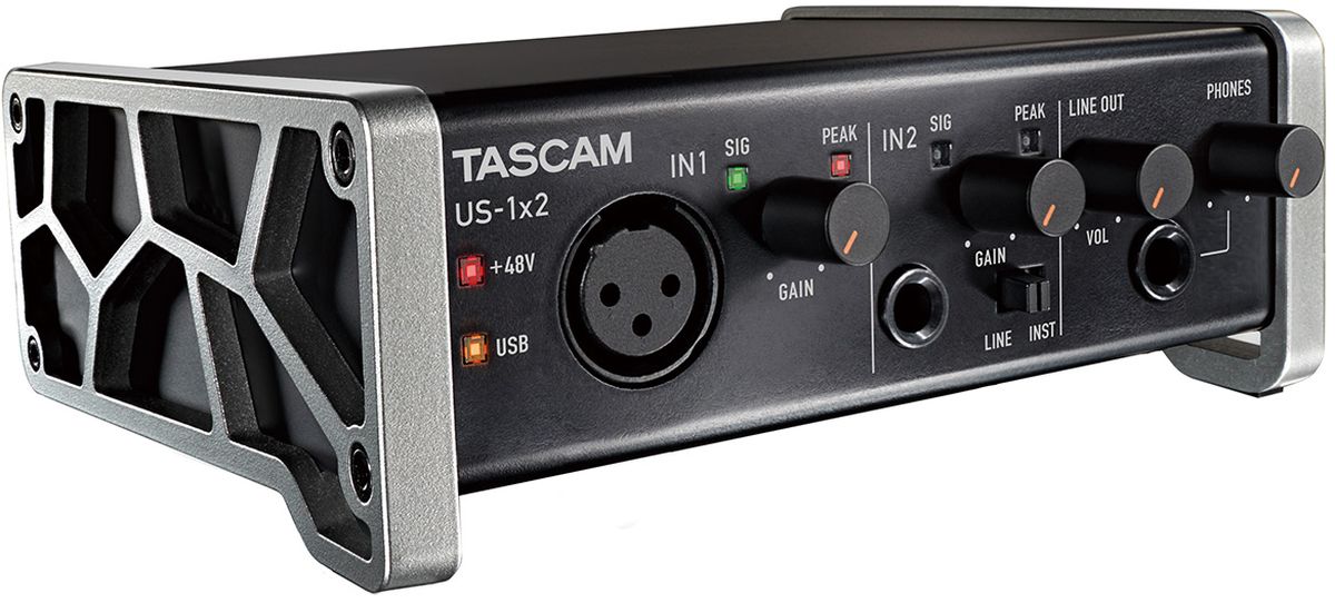 Tascam US-1x2, Black аудиоинтерфейсMCI55179 Tascam US-1x2, Black аудиоинтерфейсMCI55179Tascam US-1x2 - аудиоинтерфейс с частотой дискретизации 24 бит/96 кГц, 2 входными каналами, 1 микрофонным предусилителем HDDA, 1 выходом RCA и отдельным выходом на наушники.В звуковой карте Tascam US-1?2 использован микрофонный предусилитель High Definition Discrete Architecture (HDDA), разработанный передавать первозданное звучание аудио с невероятно низким значением собственного шума для захвата каждой детали ваших музыкальных исполнений. С ним, US-1x2 отлично подойдет для сольных исполнителей, аранжировщиков и авторов песен.Используйте фантомное питание для работы с конденсаторными микрофонами и для записи живых джемов. Первый канал оснащен входом XLR, а второй — TRS, на задней панели предусмотрен вход стерео RCA, так что, наряду с микрофонами, к карте можно напрямую подключать инструменты, плееры и другие устройства с линейным уровнем сигнала.Прочный металлический корпус и усиленные борты делают карту надежной для использования в любых дорожных условиях. Интерфейс достаточно компактен для того, чтобы уместиться в сумке для ноутбука, но и достаточно мощен, чтобы доверить ему запись вашего нового шедевра. Мобильности карте добавляет питание по USB.Сопротивление: 2.4 кОм (микрофонные входы), 10 кОм (линейные входы), 10 кОм (инструментальный вход), 100 Ом (линейный выход)Частота дискретизации: 4,1 кГц, 48 кГц, 88,2 кГц, 96 кГцГлубина квантования: 16/24 битУсилитель: -127 dBu, Ultra HDDA Preamps (микрофонный вход) THD+N: 0.006%Отношение сигнал/шум: 100 дБПоддерживаемые операционные системы: Windows 10, 32 бит или 64 бит, Windows 8.1, 32 бит или 64 бит, Windows 7, 32 бит или 64 бит, SP1 или более поздняя версия / OS X Yosemite 10.10 и вышеПроцессор/скорость процессора: 2 ГГц или более быстрый двухъядерный процессор (x86)Память: 2 ГБПотребляемая мощность: 2,5 Вт