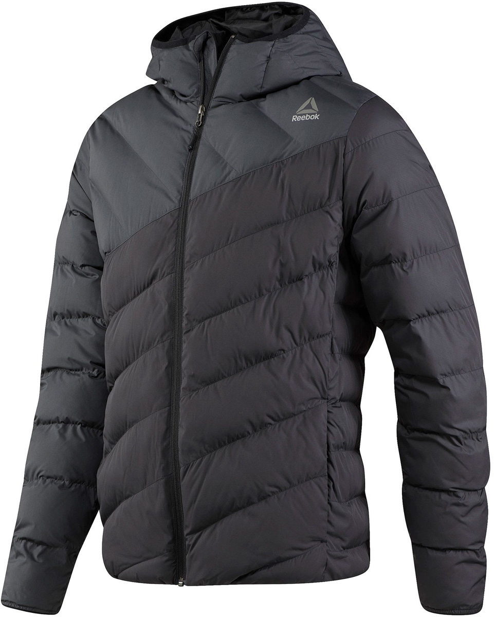 Куртка мужская Reebok Od Dwnlk Jckt, цвет: черный, серый. BR0451. Размер M (48/50)BR0451 Куртка мужская Reebok Od Dwnlk Jckt, цвет: черный, серый. BR0451. Размер M (48/50)BR0451Мужская стеганая куртка Reebok выполнена из полиэстера. В качестве подкладки и утеплителя используется полиэстер. Модель с несъемным капюшоном застегивается на застежку-молнию. Спереди расположено два прорезных кармана. Куртка дополнена логотипом бренда.
