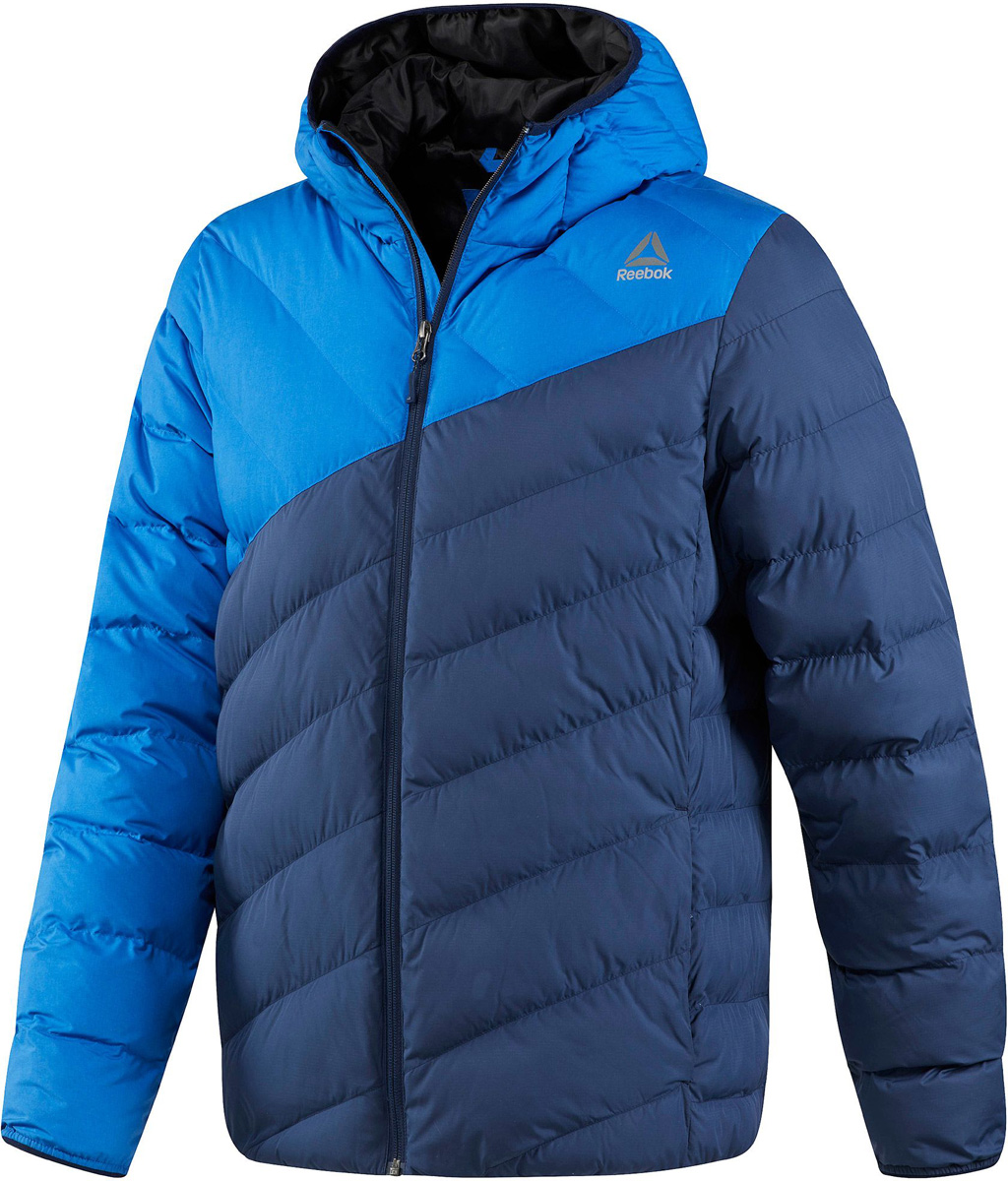 Куртка мужская Reebok Od Dwnlk Jckt, цвет: синий, голубой. BR0454. Размер S (44/46)BR0454 Куртка мужская Reebok Od Dwnlk Jckt, цвет: синий, голубой. BR0454. Размер S (44/46)BR0454Мужская стеганая куртка Reebok выполнена из полиэстера. В качестве подкладки и утеплителя используется полиэстер. Модель с несъемным капюшоном застегивается на застежку-молнию. Спереди расположено два прорезных кармана. Куртка дополнена логотипом бренда.