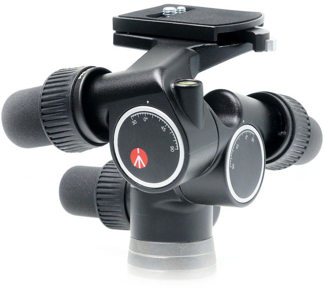 Manfrotto 405, Black штативная головка405 Manfrotto 405, Black штативная головка405Новейшая головка 405 Pro Digital с механизмом точного позиционирования ошеломляет своей быстротой и цифровой точностью. Она обеспечивает идеальную поддержку, а также быстрое и точное позиционирование для профессиональных среднеформатных камер как с обычными, так и с цифровыми задниками. Модель 405 Pro Digital была специально разработана, чтобы удовлетворить строгие потребности занятых профессиональных цифровых фотографов, использующих среднеформатные или 35-мм камеры/задники весом до 7,5 кг. Головка оснащена крупными удобными ручками, обеспечивающими плавное и точное управление с помощью зубчатой передачи горизонтальным круговым панорамированием, фронтальными и боковыми наклонами в пределах от +90° до -30°. В дополнение к перечисленным характеристикам в модель 405 также встроена уникальная система, позволяющая мгновенно отключить механизм точного позиционирования и выполнить грубую установку вручную, а затем снова мгновенно подключить его и провести сверхточную окончательную настройку. Конструкция запатентована.