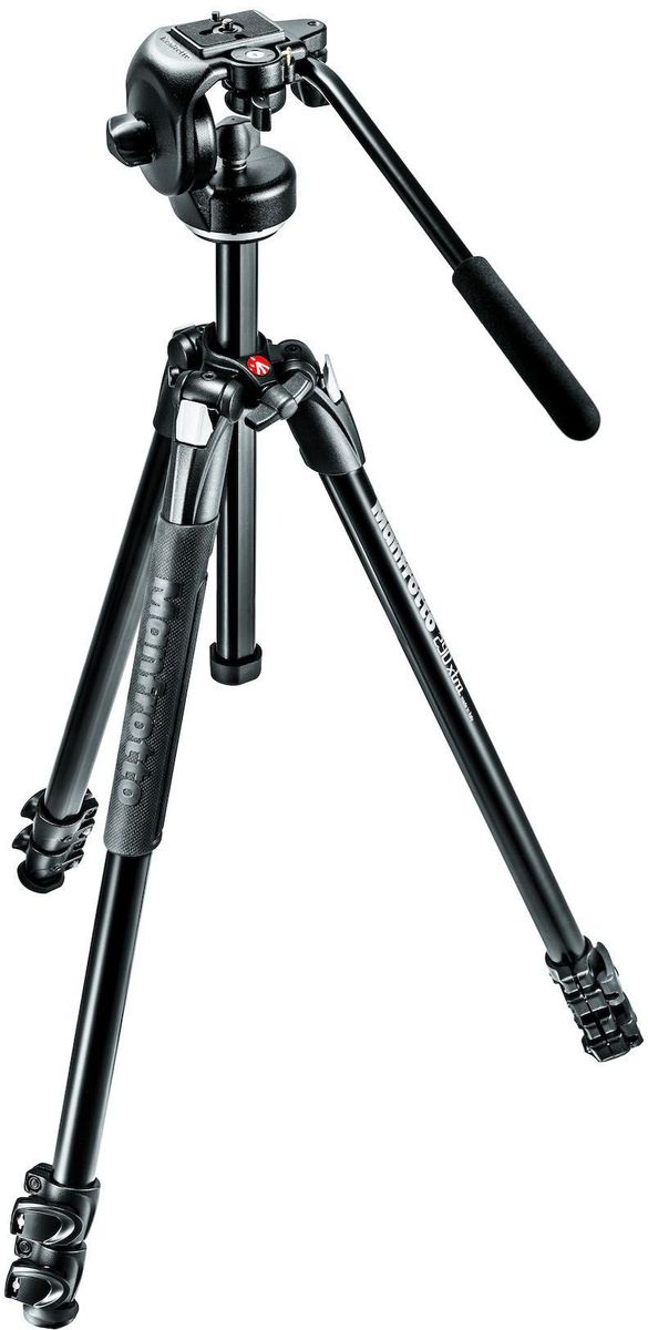 Manfrotto MK290XTA3-2W, Black штативMK290XTA3-2W Manfrotto MK290XTA3-2W, Black штативMK290XTA3-2WMK290XTA3-2W — алюминиевый трехсекционный штатив серии 290 нового поколения разработан специально для фотографов-любителей, но при этом соответствует профессиональному уровню качества. В данном версии он предлагается в комплекте с видеоголовой 128 RC. Голова оснащена быстросъемной площадкой 200PL.В новой серии ножки штатива могут отклоняться под 4 углами, что значительно расширяет возможности работы с ним в разных условиях на разном ландшафте. Изменение центрального узла позволило снизить минимальную рабочую высоту до 30 см. На одной из ножек штатива предусмотрена резиновая накладка с улучшенной фактурой. Он обеспечивает еще лучшее сцепление с рукой при установке или переноски штатива. Кроме того, накладка делает более комфортной работу с MT290XTA3 на морозе или, напротив, в жаркую погоду.Новый диск площадки для крепления головы обладает улучшенным сцеплением и более эффектным дизайном.В комплекте со штативом идет легкая удобная сумка для транспортировки.Штатив MT290XTA3 и голова 128 RC сконструированы и изготовлены в Италии. Использование высококачественных материалов, точные контролируемые производственные процессы обеспечивают премиальный уровень качества продукции Manfrotto, что дополнительно подкрепляется 10-летней гарантией.