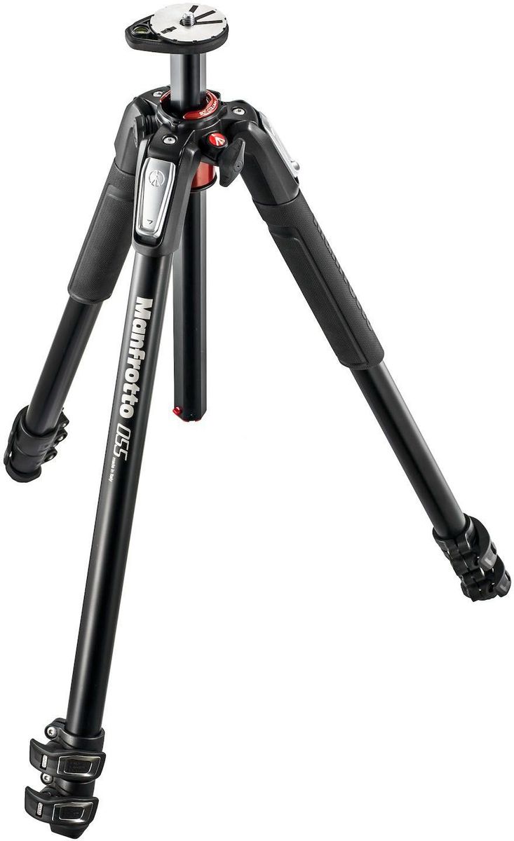 Manfrotto MT055XPRO3, Black штативMT055XPRO3 Manfrotto MT055XPRO3, Black штативMT055XPRO3055 — это новый стандарт того, каким должен быть 3-секционный алюминиевый штатив. Благодаря своим размеру, форме и использованным материалам новый штатив 055 обеспечивает непревзойденный уровень устойчивости.Главные особенности: Главной особенностью штатива 055XPRO3 является механизм центральной колонны Q90, который позволяет как поднимать обычным образом центральную колонну вертикально вверх, так и выдвигать ее горизонтально, заметно расширяя возможности кадрирования и съемки; благодаря этому 055XPRO3 является весьма универсальным штативом, пригодным для самых разных случаев фото- и видеосъемки. Для компактности механизм центральной колонны прячется в верхней детали, но легко и быстро выдвигается при необходимости. Перевод колонны из вертикального в горизонтальное положение не требует разборки и даже может производиться с присоединенной камерой.Благодаря рычажковым замкам Quick Power Lock на каждой секции ноги быстро выдвигаются и регулируются по высоте. Конструкция рычажков позволяет удобнее браться за них одной рукой; из сложенного состояния секции каждой ноги штатива могут быть раскрыты одним движением. Их конструкция также обеспечивает более сильную фиксацию каждой секции, а это значит, что штатив стоит более устойчиво и жестко по сравнению с традиционной конструкцией фиксирующих рычажков. Интуитивно понятный, эргономичный селектор угла расстановки ног позволяет отставить и надежно зафиксировать каждую ногу на одном из фиксированных углов, расширяя возможности выбора рабочего положения.Для точного выравнивания в верхнюю часть центральной колонны встроен пузырьковый уровень, свободно вращающийся вокруг оси колонны, благодаря чему при установке штатива вы можете расположить его там, где вам удобнее на него смотреть, чтобы его не закрывала головка или камера и чтобы он сам не мешал им.Верхняя литая деталь штатива 055XPRO3 имеет коннектор Easy Link для поддержки фото- и видеоаксессуаров (таких как светодиодный осветитель, вспышка или другое оборудование) на выдвигающемся кронштейне, превращая штатив в практичную мобильную студию.Штатив 055XPRO3 изготавливается в Италии компанией Manfrotto.