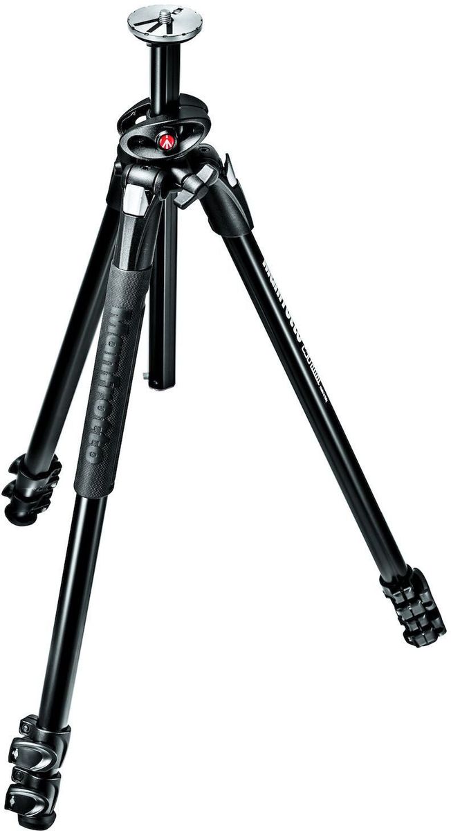 Manfrotto MT290DUA3, Black штативMT290DUA3 Manfrotto MT290DUA3, Black штативMT290DUA3MT290DUA3 — алюминиевый трехсекционный штатив серии 290 нового поколения, предназначенный в первую очередь для фотографов-любителей. Он сочетает в себе лучшие качества классических серий Manfrotto 190 и 055. Прочный и функциональный, MT290DUA3 оснащен запатентованным механизмом наклона центральной колонны на 90° и узлом крепления ножек, позволяющим выбирать один из четырех вариантов угла отклонения.Благодаря этому, фотограф может установить камеру практически вровень с землей или наклонить ее над столом или иной поверхностью.На одной из ножек штатива предусмотрена резиновая накладка с улучшенной фактурой. Он обеспечивает еще лучшее сцепление с рукой при установке или переноски штатива. Кроме того, накладка делает более комфортной работу с MT290DUA3 на морозе или, напротив, в жаркую погоду.Новый диск площадки для крепления головы обладает улучшенным сцеплением и более эффектным дизайном.Штатив MT290DUA3 сконструирован и изготовлен в Италии. Использование высококачественных материалов, точные контролируемые производственные процессы обеспечивают премиальный уровень качества продукции Manfrotto, что дополнительно подкрепляется 10-летней гарантией.