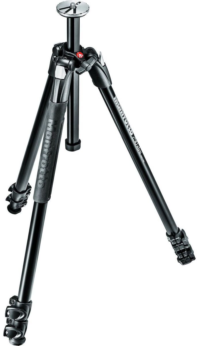 Manfrotto MT290XTA3, Black штативMT290XTA3 Manfrotto MT290XTA3, Black штативMT290XTA3Manfrotto MT290XTA3 — алюминиевый трехсекционный штатив серии 290, который разработан специально для фотографов-любителей, но при этом соответствует профессиональному уровню качества. В ножки штатива могут отклоняться под 4 углами, что значительно расширяет возможности работы с ним в разных условиях на разном ландшафте. Изменение центрального узла позволило снизить минимальную рабочую высоту до 30 см. На одной из ножек штатива предусмотрена резиновая накладка с улучшенной фактурой. Он обеспечивает еще лучшее сцепление с рукой при установке или переноски штатива. Кроме того, накладка делает более комфортной работу с MT290XTA3 на морозе или, напротив, в жаркую погоду.Диск площадки для крепления головы обладает улучшенным сцеплением и более эффектным дизайном.В комплекте со штативом идет легкая удобная сумка для транспортировки.Штатив MT290XTA3 сконструирован и изготовлен в Италии. Использование высококачественных материалов, точные контролируемые производственные процессы обеспечивают премиальный уровень качества продукции Manfrotto, что дополнительно подкрепляется 10-летней гарантией.