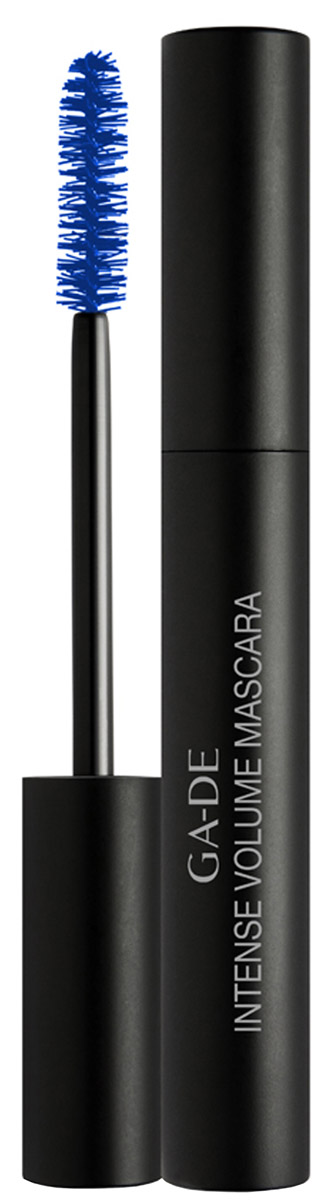 Тушь для ресниц GA-DE Intense Volume Mascara, 8 мл. Тон: ярко-синий102600005 Тушь для ресниц GA-DE Intense Volume Mascara, 8 мл. Тон: ярко-синий102600005Насыщенная формула туши Intense Volume Mascara от GA-DE придает ресницам объем и не приводит к их склеиванию. Состав туши содержит особо сбалансированный комплекс компонентов, благодаря которым она равномерно обволакивает ресницы и придает им естественную густоту. Сочетание холестерина, натурального воска южноамериканского дерева, карнауба и воска канделилла удлиняет и закручивает ресницы. Щеточка, которая все меняет! Щеточка туши имеет крупную щетину, изготовленную из новейшего эластичного материала, особо нежного, позволяющего сохранить ее мягкость и эластичность. Специальная форма щеточки помогает с легкостью окрасить абсолютно все ресницы, покрыв их равномерным слоем туши от корней до самых кончиков, оставляя ощущение легкости и шелковистости. Особый эластичный компонент позволяет набрать достаточное количество туши из флакончика. За счет равномерного распределения на щеточке тушь с легкостью наносится одним ровным движением по всей длине ресниц. Благодаря формуле быстрого высыхания, нанесенная на ресницы тушь образует вокруг них прочную оболочку, устойчиво держится и придает им объем. Результат просто восхитительный: ресницы выразительно подчеркнуты, они выглядят длинными и пышными в течение долгого времени! Продукт прошел офтальмологическую проверку.Характеристики:Производитель: Израиль. Объем: 8 мл. Тон: ярко-синий.Товар сертифицирован.При производстве продукции торговой марки GA-DEособое внимание уделяется использованию натуральных компонентов, благодаря которым косметика гипоаллергенна. Созданные специалистами компании продукты сочетают в себе богатство красок и модные тенденции, а разнообразная цветовая палитра осуществит фантазию любой женщины.