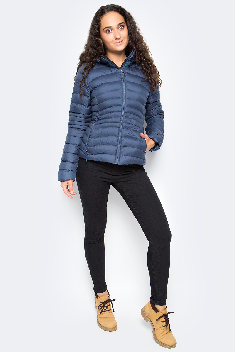 Куртка женская Reebok Od Bomber Dwnlk Jck, цвет: синий. S96428. Размер XS (40)S96428 Куртка женская Reebok Od Bomber Dwnlk Jck, цвет: синий. S96428. Размер XS (40)S96428Женская куртка Reebok выполнена из водонепроницаемой и дышащей ткани - высококачественного полиэстера. В качестве наполнителя используется 100% полиэстер. Модель с капюшоном оснащена двумя прорезными карманами на застежках-молниях. Объем капюшона регулируется при помощи шнурка со стопперами.