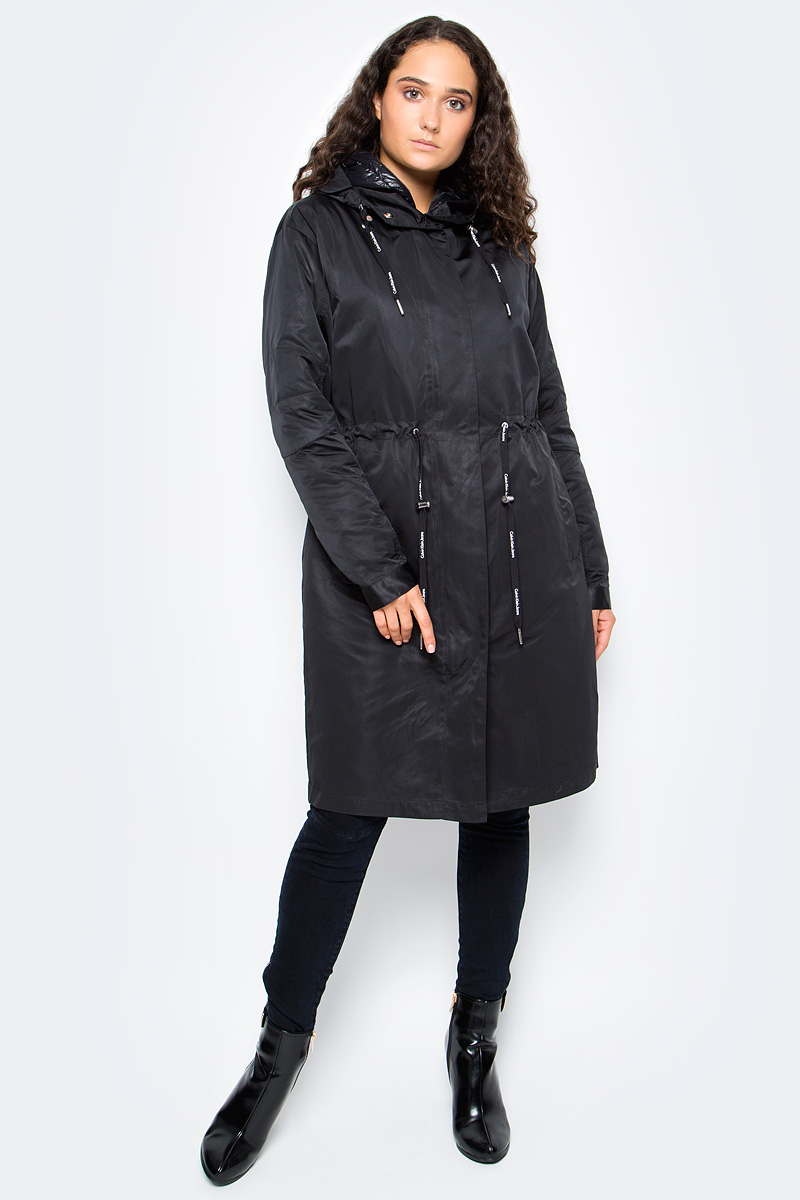 Парка женская 2 в 1 Calvin Klein Jeans, цвет: черный. J20J205485_0990. Размер L (46/48)J20J205485_0990 Парка женская 2 в 1 Calvin Klein Jeans, цвет: черный. J20J205485_0990. Размер L (46/48)J20J205485_0990Изготовленная из прочного непромокаемого материала, эта парка от Calvin Klein отличается встроенным жакетом с подкладкой на молнии, что гарантирует максимальную изоляцию.полиэстер с покрытиемкапюшон на кулискерукава с отворотами на пуговицахзастежка-молния под ветрозащитным клапаном на пуговицепояс на кулискеполностью съемный стеганый жакет внутридва прорезных карманалоготип Calvin Klein на предплечье