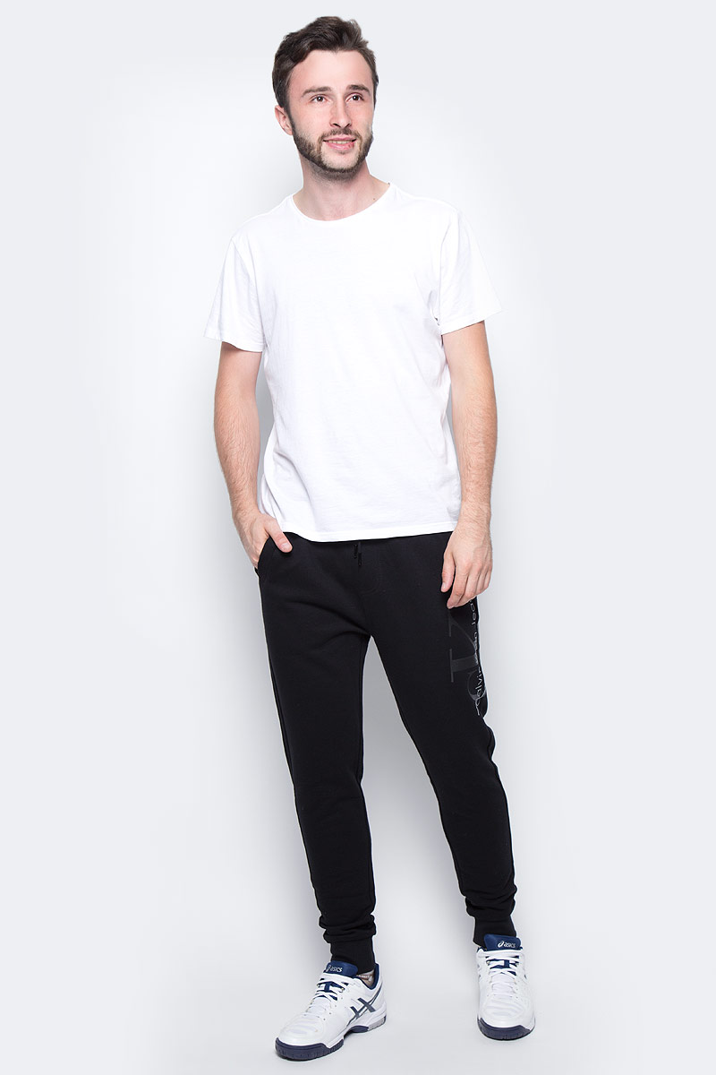 Брюки спортивные мужские Calvin Klein Jeans, цвет: черный. J30J305284_0990. Размер M (46)J30J305284_0990 Брюки спортивные мужские Calvin Klein Jeans, цвет: черный. J30J305284_0990. Размер M (46)J30J305284_0990Удобные мужские спортивные брюки Calvin Klein, выполненные из хлопка, великолепно подойдут для отдыха, повседневной носки, а также для занятий спортом. Брюки зауженного к низу кроя и средней посадки имеют широкую эластичную резинку на поясе, объем талии регулируется при помощи шнурка-кулиски. Спереди изделие имеет два втачных кармана. Низ брючин дополнен широкими манжетами.