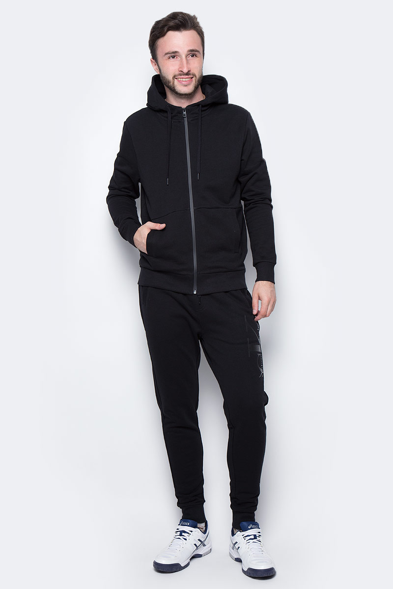 Ветровка мужская Calvin Klein Jeans, цвет: черный. J30J305281_0990. Размер XL (50/52)J30J305281_0990 Ветровка мужская Calvin Klein Jeans, цвет: черный. J30J305281_0990. Размер XL (50/52)J30J305281_0990Мужская ветровка Calvin Klein изготовлена из натурального хлопка. Ветровка с длинными рукавами и капюшоном застегивается на молнию по всей длине. Снизу модели предусмотрена широкая мягкая резинка, которая предотвращает проникновение холодного воздуха. Рукава дополнены эластичными манжетами. Спереди расположены два прорезных кармана.