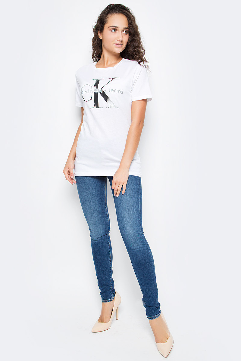 Футболка женская Calvin Klein Jeans, цвет: белый. J20J205356_1120. Размер L (46/48)J20J205356_1120 Футболка женская Calvin Klein Jeans, цвет: белый. J20J205356_1120. Размер L (46/48)J20J205356_1120Женская футболка Calvin Klein Jeans выполнена из натурального хлопка. Модель с круглым вырезом горловины и короткими рукавами оформлена оригинальным принтом. Такая футболка станет стильным дополнением к вашему гардеробу, она подарит вам комфорт в течение всего дня.,