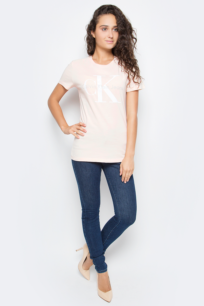 Футболка женская Calvin Klein Jeans, цвет: бежевый. J20J204696_6720. Размер M (44/46)J20J204696_6720 Футболка женская Calvin Klein Jeans, цвет: бежевый. J20J204696_6720. Размер M (44/46)J20J204696_6720Футболка Calvin Klein Jeans выполнена из натурального хлопка и оформлена принтом с изображением логотипа бренда. Модель с круглым вырезом горловины и коротким рукавом выполнена в свободном покрое.