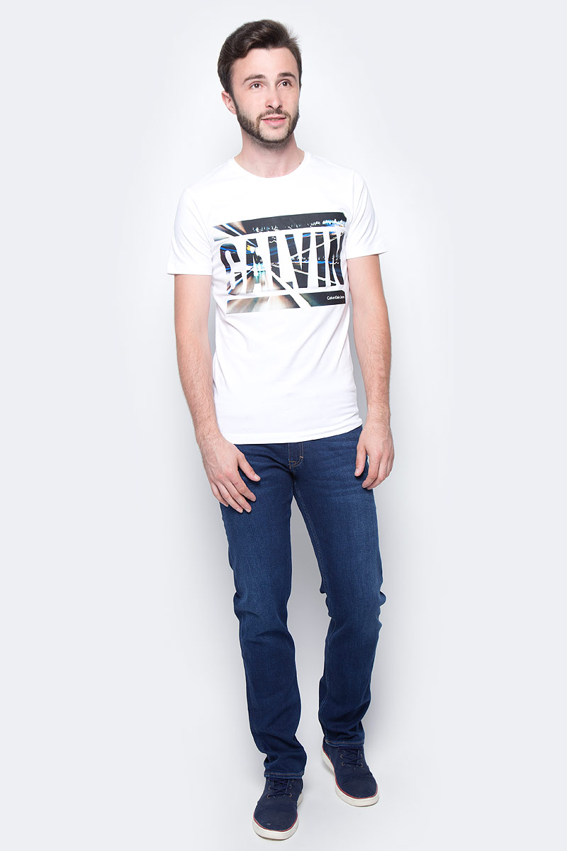 Футболка мужская Calvin Klein Jeans, цвет: белый. J30J305660_1120. Размер XXL (52/54)J30J305660_1120 Футболка мужская Calvin Klein Jeans, цвет: белый. J30J305660_1120. Размер XXL (52/54)J30J305660_1120Мужская футболка Calvin Klein Jeans выполнена из натурального хлопка с добавлением эластана. Модель с круглым вырезом горловины и короткими рукавами оформлена оригинальным принтом. Такая футболка станет стильным дополнением к вашему гардеробу, она подарит вам комфорт в течение всего дня.