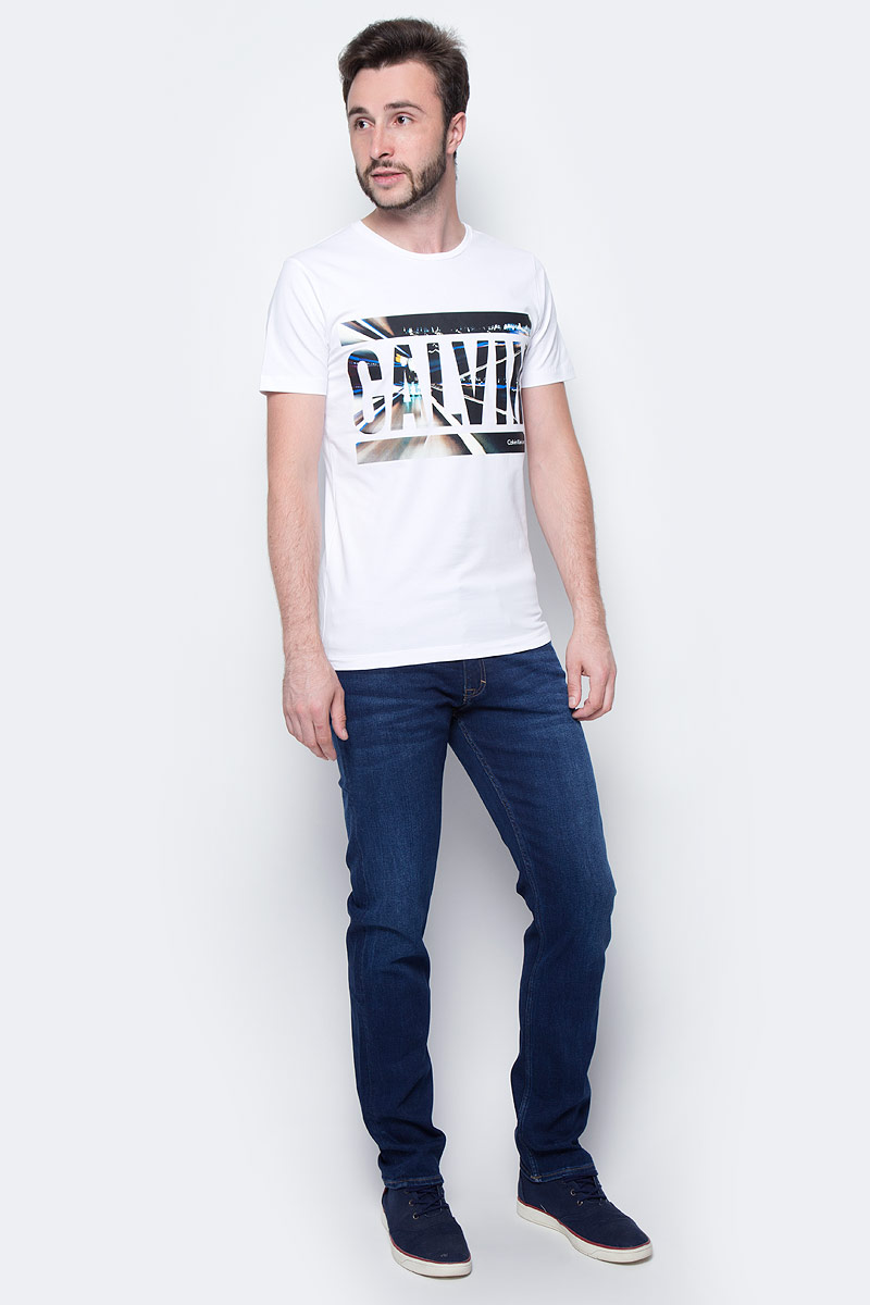 Джинсы мужские Calvin Klein Jeans, цвет: синий. J30J301412_9114. Размер 33 (50/52)J30J301412_9114 Джинсы мужские Calvin Klein Jeans, цвет: синий. J30J301412_9114. Размер 33 (50/52)J30J301412_9114Стильные мужские джинсы Calvin Klein выполнены из высококачественного материала. Модель прямого кроя со станартной посадкой. Джинсы застегиваются на металлическую пуговицу в поясе и ширинку на застежке-молнии, имеются шлевки для ремня. Джинсы имеют классический пятикарманный крой: спереди модель дополнена двумя втачными карманами и одним маленьким накладным кармашком, а сзади - двумя накладными карманами. Изделие оформлено прострочкой и фирменной нашивкой сзади.