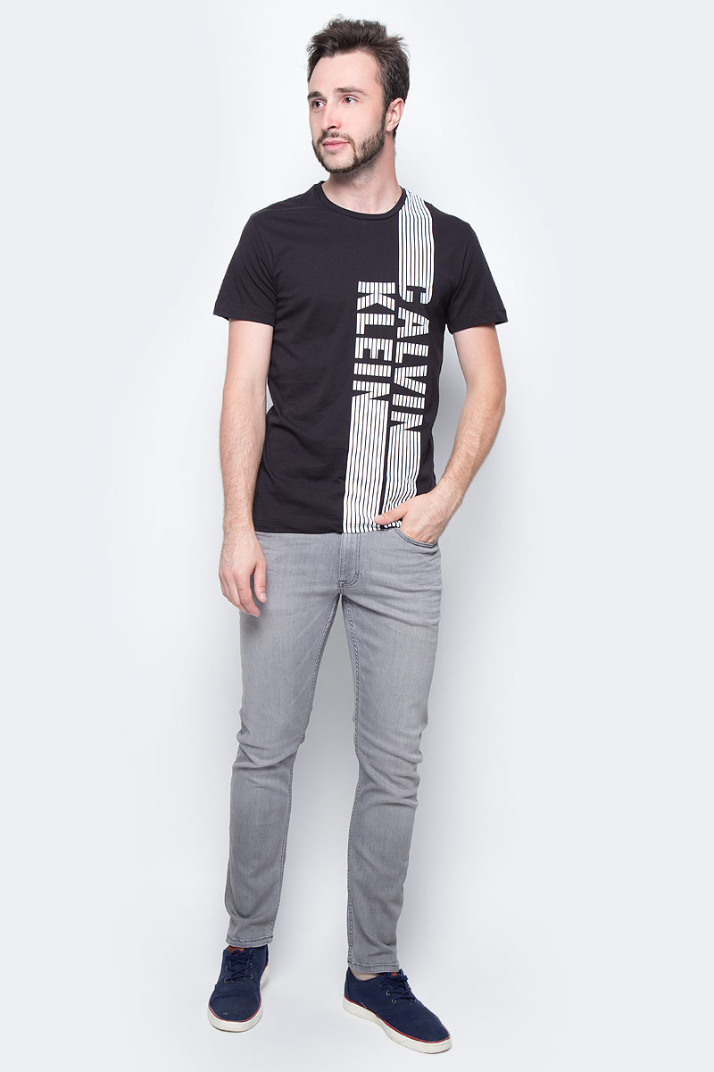 Футболка мужская Calvin Klein Jeans, цвет: черный. J30J305237_0990. Размер L (48/50)J30J305237_0990 Футболка мужская Calvin Klein Jeans, цвет: черный. J30J305237_0990. Размер L (48/50)J30J305237_0990Мужская футболка Calvin Klein Jeans выполнена из натурального хлопка. Модель с круглым вырезом горловины и короткими рукавами оформлена оригинальным принтом. Такая футболка станет стильным дополнением к вашему гардеробу, она подарит вам комфорт в течение всего дня.