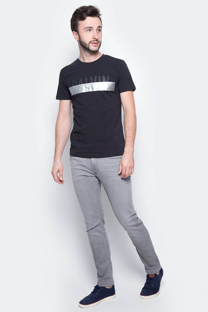 Футболка мужская Calvin Klein Jeans, цвет: черный. J30J305234_0990. Размер XL (50/52)J30J305234_0990 Футболка мужская Calvin Klein Jeans, цвет: черный. J30J305234_0990. Размер XL (50/52)J30J305234_0990Мужская футболка Calvin Klein Jeans выполнена из натурального хлопка с добавлением эластана. Модель с круглым вырезом горловины и короткими рукавами оформлена оригинальным принтом. Такая футболка станет стильным дополнением к вашему гардеробу, она подарит вам комфорт в течение всего дня.