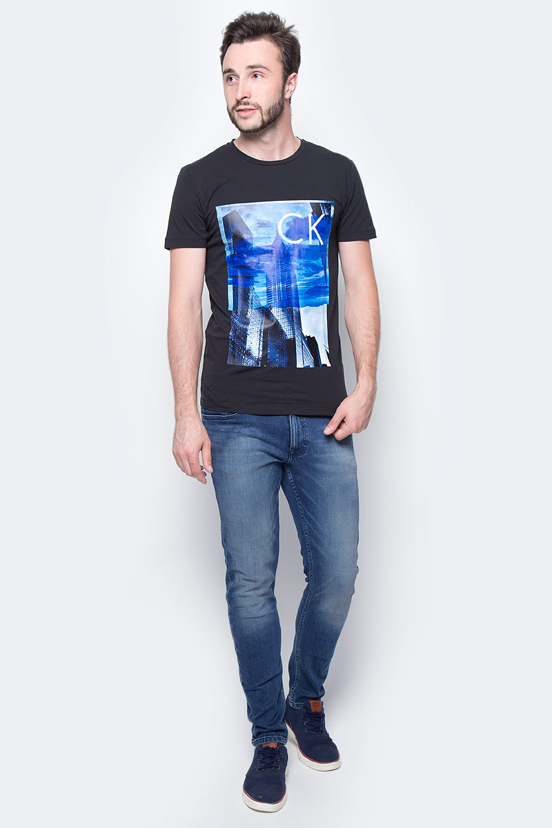 Джинсы мужские Calvin Klein Jeans, цвет: синий. J30J305258_9123. Размер 32 (48/50)J30J305258_9123 Джинсы мужские Calvin Klein Jeans, цвет: синий. J30J305258_9123. Размер 32 (48/50)J30J305258_9123Стильные мужские джинсы Calvin Klein выполнены из натурального хлопка с добавлением эластана. Модель прямого кроя со стандартной посадкой. Джинсы застегиваются на металлическую пуговицу в поясе и ширинку на застежке-молнии, имеются шлевки для ремня. Джинсы имеют классический пятикарманный крой: спереди модель дополнена двумя втачными карманами и одним маленьким накладным кармашком, а сзади - двумя накладными карманами. Изделие оформлено прострочкой и фирменной нашивкой сзади.