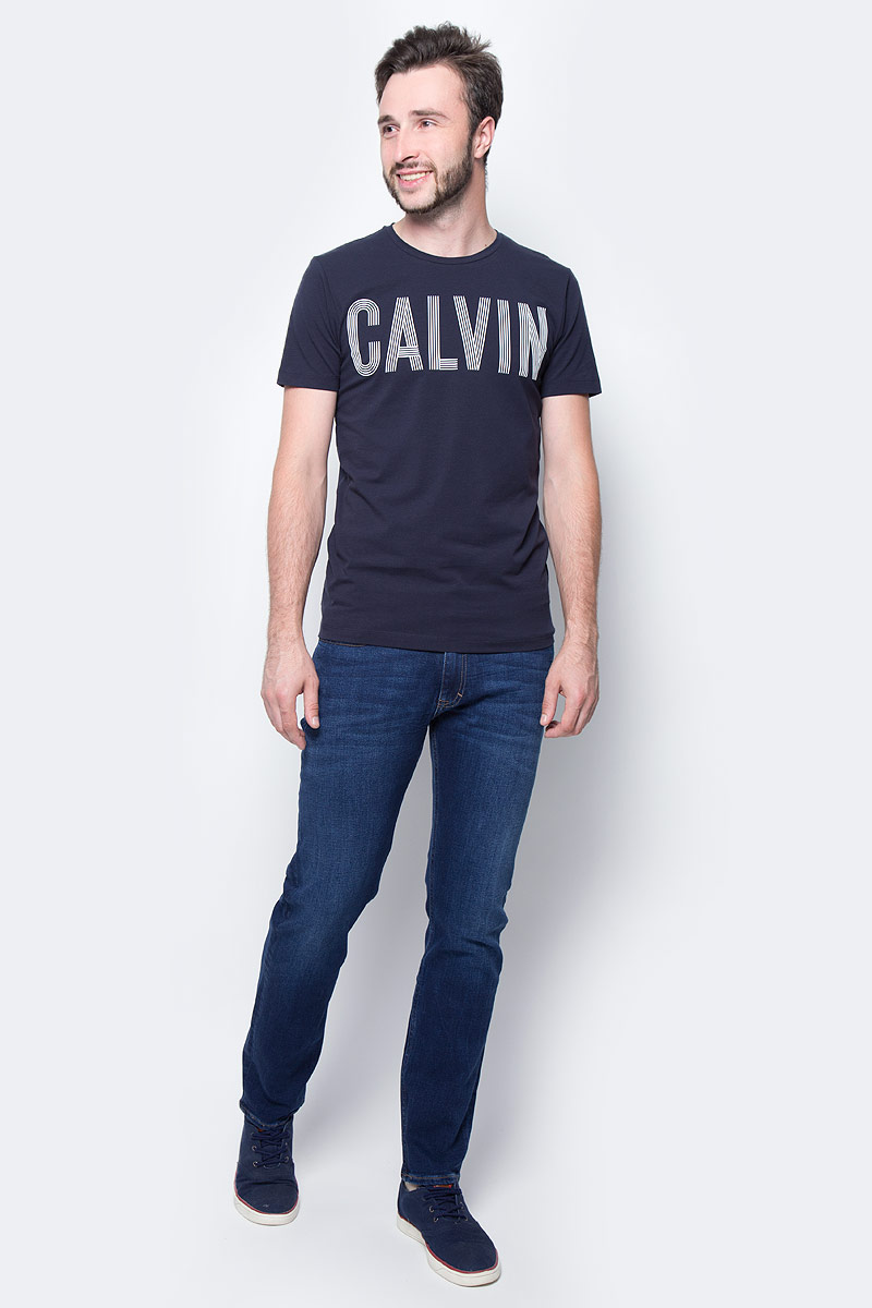 Джинсы мужские Calvin Klein Jeans, цвет: синий. J30J301412_9113. Размер 30 (44/46)J30J301412_9113 Джинсы мужские Calvin Klein Jeans, цвет: синий. J30J301412_9113. Размер 30 (44/46)J30J301412_9113Стильные мужские джинсы Calvin Klein выполнены из высококачественного материала. Модель прямого кроя со станартной посадкой. Джинсы застегиваются на металлическую пуговицу в поясе и ширинку на застежке-молнии, имеются шлевки для ремня. Джинсы имеют классический пятикарманный крой: спереди модель дополнена двумя втачными карманами и одним маленьким накладным кармашком, а сзади - двумя накладными карманами. Изделие оформлено прострочкой и фирменной нашивкой сзади.