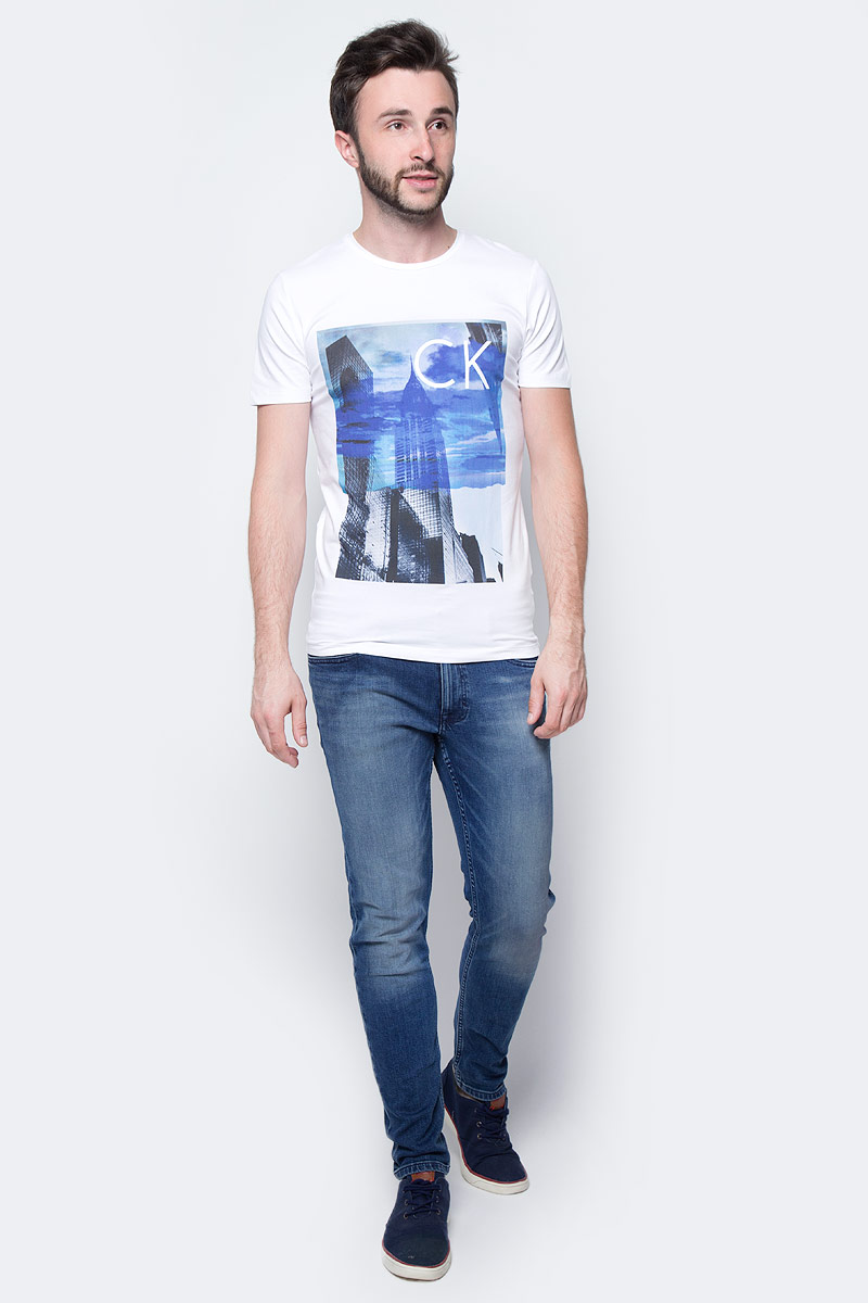 Футболка мужская Calvin Klein Jeans, цвет: белый. J30J305218_1120. Размер XXL (52/54)J30J305218_1120 Футболка мужская Calvin Klein Jeans, цвет: белый. J30J305218_1120. Размер XXL (52/54)J30J305218_1120Мужская футболка Calvin Klein Jeans выполнена из натурального хлопка с добавлением эластана. Модель с круглым вырезом горловины и короткими рукавами оформлена оригинальным принтом. Такая футболка станет стильным дополнением к вашему гардеробу, она подарит вам комфорт в течение всего дня.