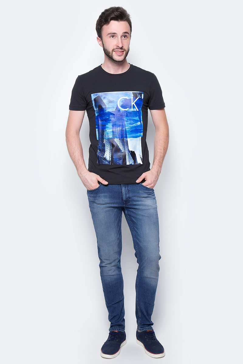 Футболка мужская Calvin Klein Jeans, цвет: черный. J30J305218_0990. Размер L (48/50)J30J305218_0990 Футболка мужская Calvin Klein Jeans, цвет: черный. J30J305218_0990. Размер L (48/50)J30J305218_0990Мужская футболка Calvin Klein Jeans выполнена из натурального хлопка с добавлением эластана. Модель с круглым вырезом горловины и короткими рукавами оформлена оригинальным принтом. Такая футболка станет стильным дополнением к вашему гардеробу, она подарит вам комфорт в течение всего дня.
