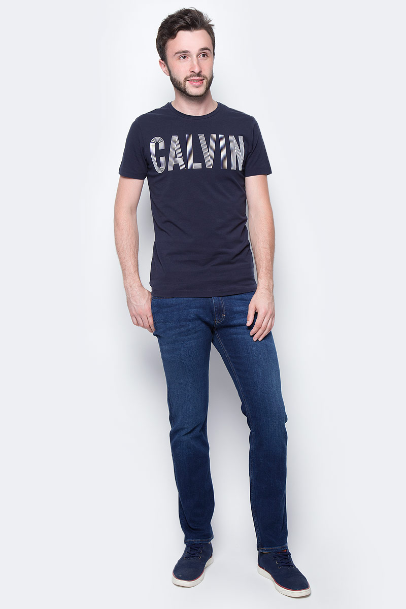 Футболка мужская Calvin Klein Jeans, цвет: синий. J30J305232_4020. Размер XL (50/52)J30J305232_4020 Футболка мужская Calvin Klein Jeans, цвет: синий. J30J305232_4020. Размер XL (50/52)J30J305232_4020Мужская футболка Calvin Klein Jeans выполнена из натурального хлопка с добавлением эластана. Модель с круглым вырезом горловины и короткими рукавами оформлена оригинальным принтом. Такая футболка станет стильным дополнением к вашему гардеробу, она подарит вам комфорт в течение всего дня.