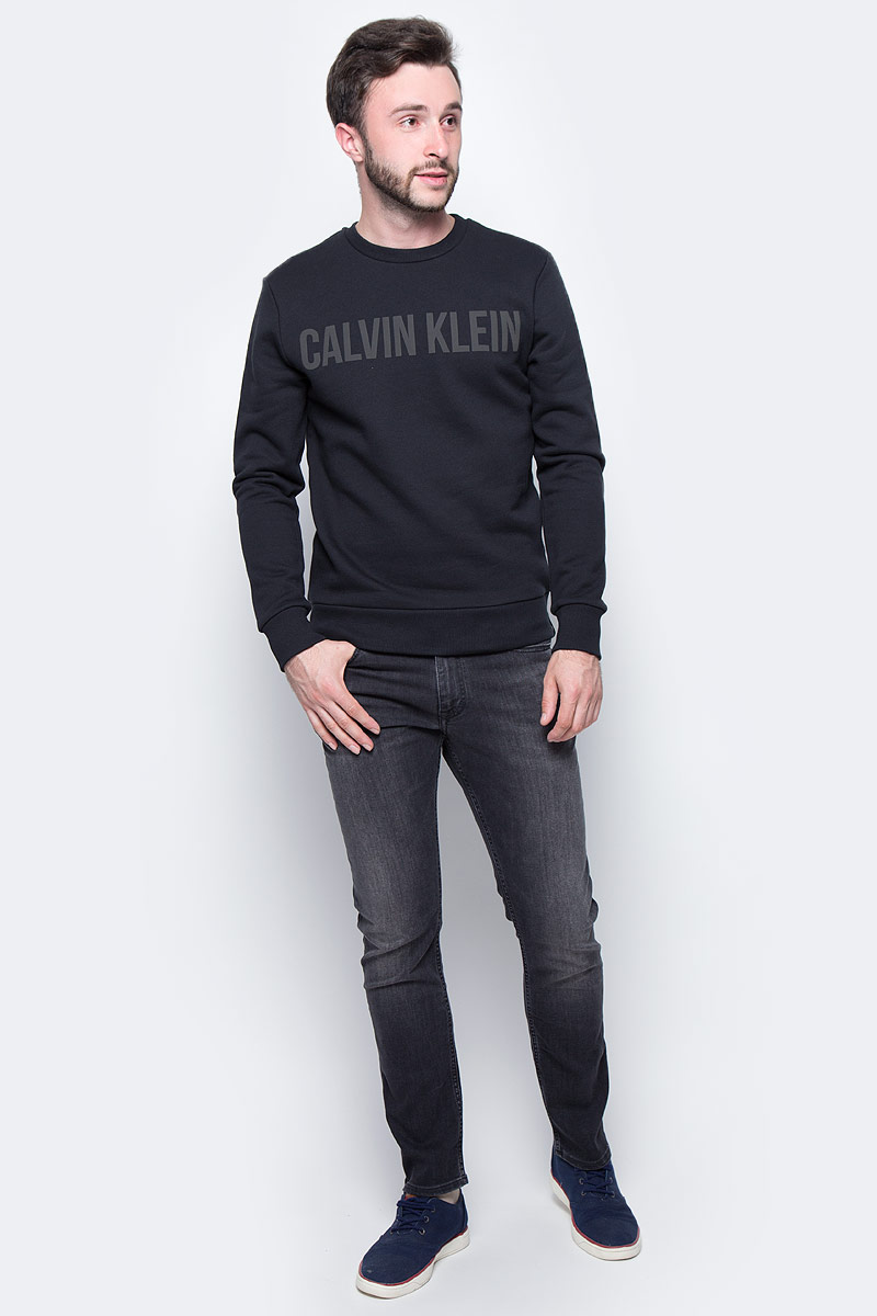 Джинсы мужские Calvin Klein Jeans, цвет: черный. J30J305256_9033. Размер 30 (44/46)J30J305256_9033 Джинсы мужские Calvin Klein Jeans, цвет: черный. J30J305256_9033. Размер 30 (44/46)J30J305256_9033Стильные мужские джинсы Calvin Klein выполнены из натурального хлопка с добавлением эластана и полиэстера. Модель прямого кроя со стандартной посадкой. Джинсы застегиваются на металлическую пуговицу в поясе и ширинку на застежке-молнии, имеются шлевки для ремня. Джинсы имеют классический пятикарманный крой: спереди модель дополнена двумя втачными карманами и одним маленьким накладным кармашком, а сзади - двумя накладными карманами. Изделие оформлено прострочкой и фирменной нашивкой сзади.