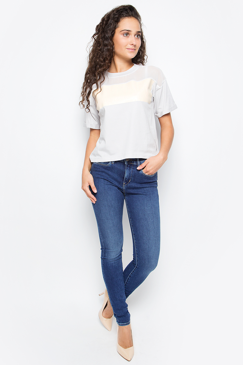 Джинсы женские Calvin Klein Jeans, цвет: синий. J20J205477_9133. Размер 29 (44/46)J20J205477_9133 Джинсы женские Calvin Klein Jeans, цвет: синий. J20J205477_9133. Размер 29 (44/46)J20J205477_9133Стильные женские джинсы Calvin Klein созданы специально для того, чтобы подчеркивать достоинства вашей фигуры. Модель зауженного кроя со станартной посадкой. Джинсы застегиваются на металлическую пуговицу в поясе и ширинку на застежке-молнии, имеются шлевки для ремня. Джинсы имеют классический пятикарманный крой: спереди модель дополнена двумя втачными карманами и одним маленьким накладным кармашком, а сзади - двумя накладными карманами. Изделие оформлено эффектными потертостями, прострочкой и фирменной нашивкой сзади.