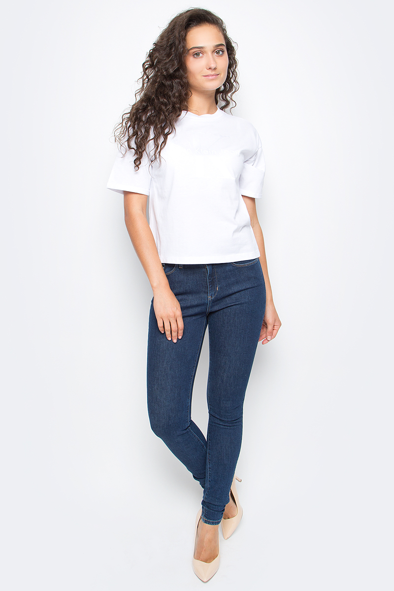 Блузка женская Calvin Klein Jeans, цвет: белый. J20J205439_1120. Размер L (46/48)J20J205439_1120 Блузка женская Calvin Klein Jeans, цвет: белый. J20J205439_1120. Размер L (46/48)J20J205439_1120Женская лузка Calvin Klein выполнена из натурального хлопка. Модель с круглым вырезом горловины и короткими рукавами оформлена оригинальным принтом. Такая блузка станет стильным дополнением к вашему гардеробу, она подарит вам комфорт в течение всего дня.