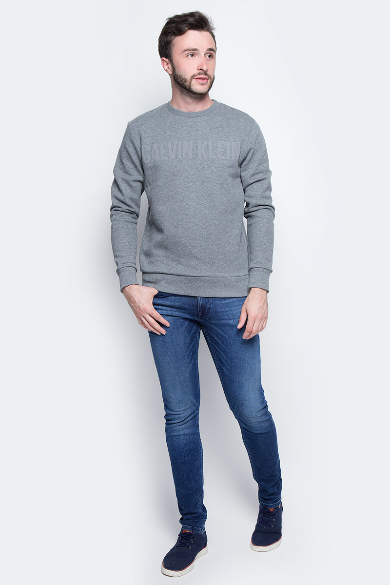 Джемпер мужской Calvin Klein Jeans, цвет: серый. J30J305608_0250. Размер M (46/48)J30J305608_0250 Джемпер мужской Calvin Klein Jeans, цвет: серый. J30J305608_0250. Размер M (46/48)J30J305608_0250Джемпер Calvin Klein выполнен из 100% хлопка. Модель имеет круглый вырез горловины и длинные стандартные рукава. Манжеты рукавов, низ джемпера и горловина отделаны эластичной резинкой. Модель на груди дополнена надписью с названием бренда.