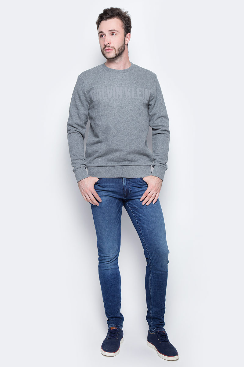 Джинсы мужские Calvin Klein Jeans, цвет: синий. J30J305258_9124. Размер 32 (48/50)J30J305258_9124 Джинсы мужские Calvin Klein Jeans, цвет: синий. J30J305258_9124. Размер 32 (48/50)J30J305258_9124Стильные мужские джинсы Calvin Klein выполнены из натурального хлопка с добавлением эластана. Модель прямого кроя со стандартной посадкой. Джинсы застегиваются на металлическую пуговицу в поясе и ширинку на застежке-молнии, имеются шлевки для ремня. Джинсы имеют классический пятикарманный крой: спереди модель дополнена двумя втачными карманами и одним маленьким накладным кармашком, а сзади - двумя накладными карманами. Изделие оформлено прострочкой и фирменной нашивкой сзади.