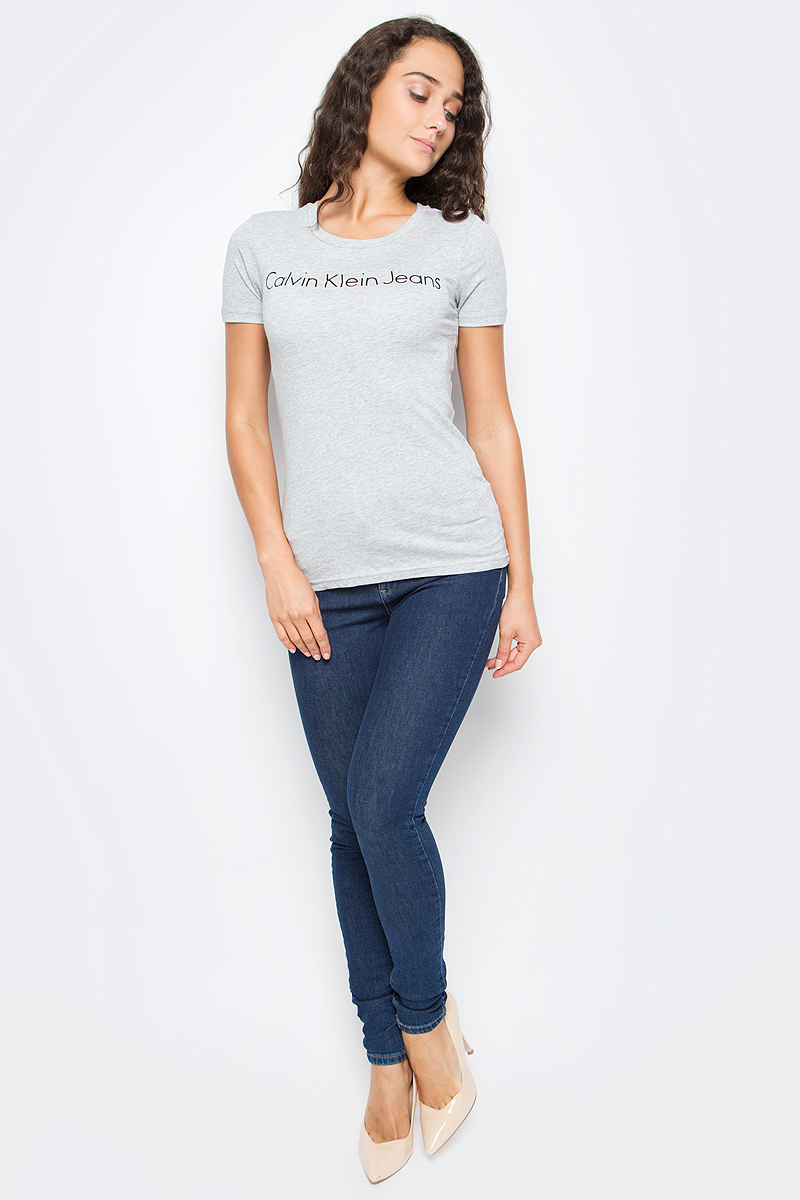 Футболка женская Calvin Klein Jeans, цвет: серый. J20J205376_0380. Размер XL (48/50)J20J205376_0380 Футболка женская Calvin Klein Jeans, цвет: серый. J20J205376_0380. Размер XL (48/50)J20J205376_0380Женская футболка Calvin Klein Jeans выполнена из натурального хлопка. Модель с круглым вырезом горловины и короткими рукавами оформлена оригинальным принтом. Такая футболка станет стильным дополнением к вашему гардеробу, она подарит вам комфорт в течение всего дня.,