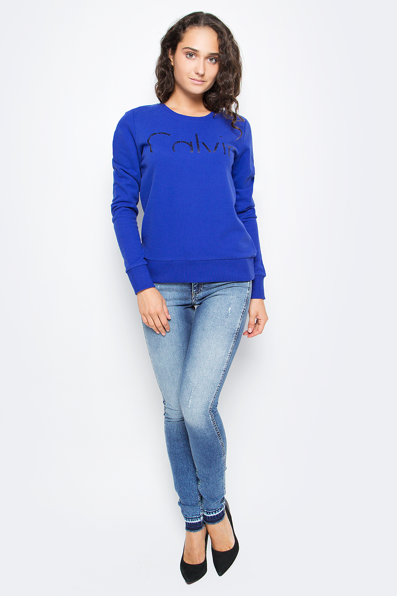 Джемпер женский Calvin Klein Jeans, цвет: синий. J20J205358_4990. Размер XL (48/50)J20J205358_4990 Джемпер женский Calvin Klein Jeans, цвет: синий. J20J205358_4990. Размер XL (48/50)J20J205358_4990Удобный женский джемпер Calvin Klein изготовлен из натурального хлопка. Модель с круглым вырезом горловины и длинными рукавами дополнена принтом. Вырез горловины, низ и манжеты дополнены эластичной резинкой.
