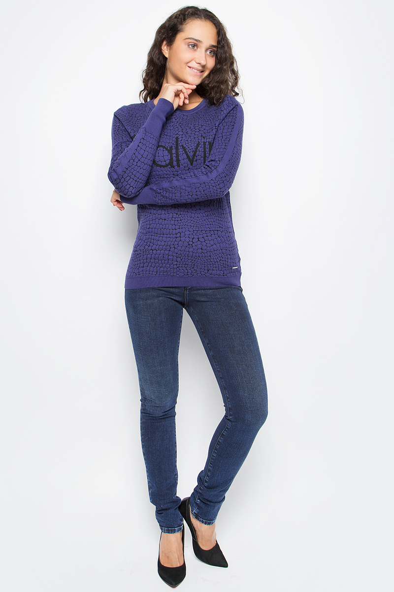 Джинсы женские Calvin Klein Jeans, цвет: синий. J20J205481_9023. Размер 28 (42/44)J20J205481_9023 Джинсы женские Calvin Klein Jeans, цвет: синий. J20J205481_9023. Размер 28 (42/44)J20J205481_9023Стильные женские джинсы Calvin Klein выполнены из высококачественного материала. Модель прямого кроя со станартной посадкой. Джинсы застегиваются на металлическую пуговицу в поясе и ширинку на застежке-молнии, имеются шлевки для ремня. Джинсы имеют классический пятикарманный крой: спереди модель дополнена двумя втачными карманами и одним маленьким накладным кармашком, а сзади - двумя накладными карманами. Изделие оформлено прострочкой и фирменной нашивкой сзади.