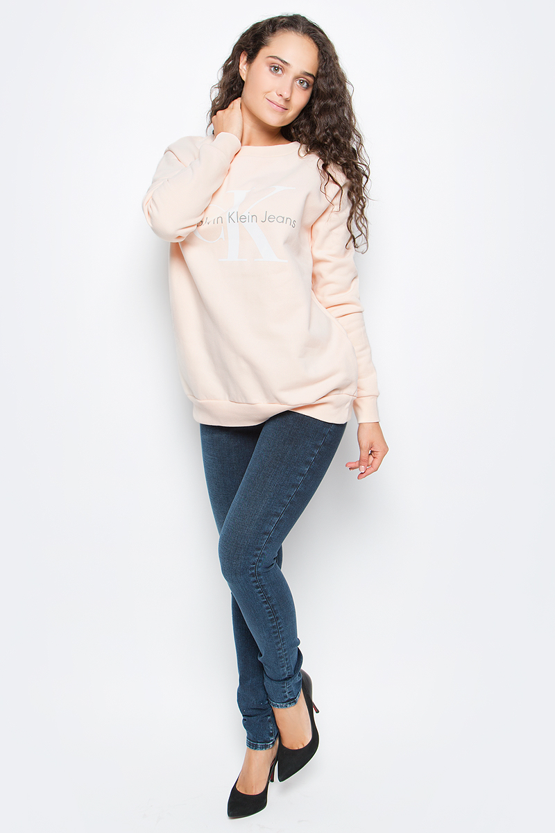 Джемпер женский Calvin Klein Jeans, цвет: бежевый. J20J204695_6720. Размер L (46/48)J20J204695_6720 Джемпер женский Calvin Klein Jeans, цвет: бежевый. J20J204695_6720. Размер L (46/48)J20J204695_6720Оригинальный женский джемпер Calvin Klein выполнен из натурального хлопка. Модель с круглым вырезом горловины и длинными рукавами оформлена оригинальным принтом. Низ изделия, манжеты и горловина дополнены эластичной резинкой.