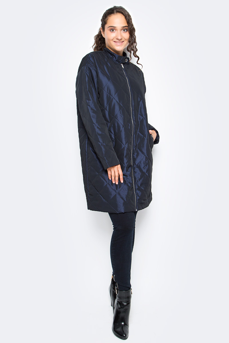 Пальто женское Calvin Klein Jeans, цвет: синий. J20J205371_4980. Размер M (44/46)J20J205371_4980 Пальто женское Calvin Klein Jeans, цвет: синий. J20J205371_4980. Размер M (44/46)J20J205371_4980Удобная женская куртка Calvin Klein согреет вас в прохладную погоду и позволит выделиться из толпы. Модель с длинными рукавами и воротником - стойкой выполнена из полиэстера, и застегивается спереди на застежку-молнию. Спереди куртка дополнена двумя втачными карманами. Модель оформлена прострочкой и на спине фирменной вышивкой.