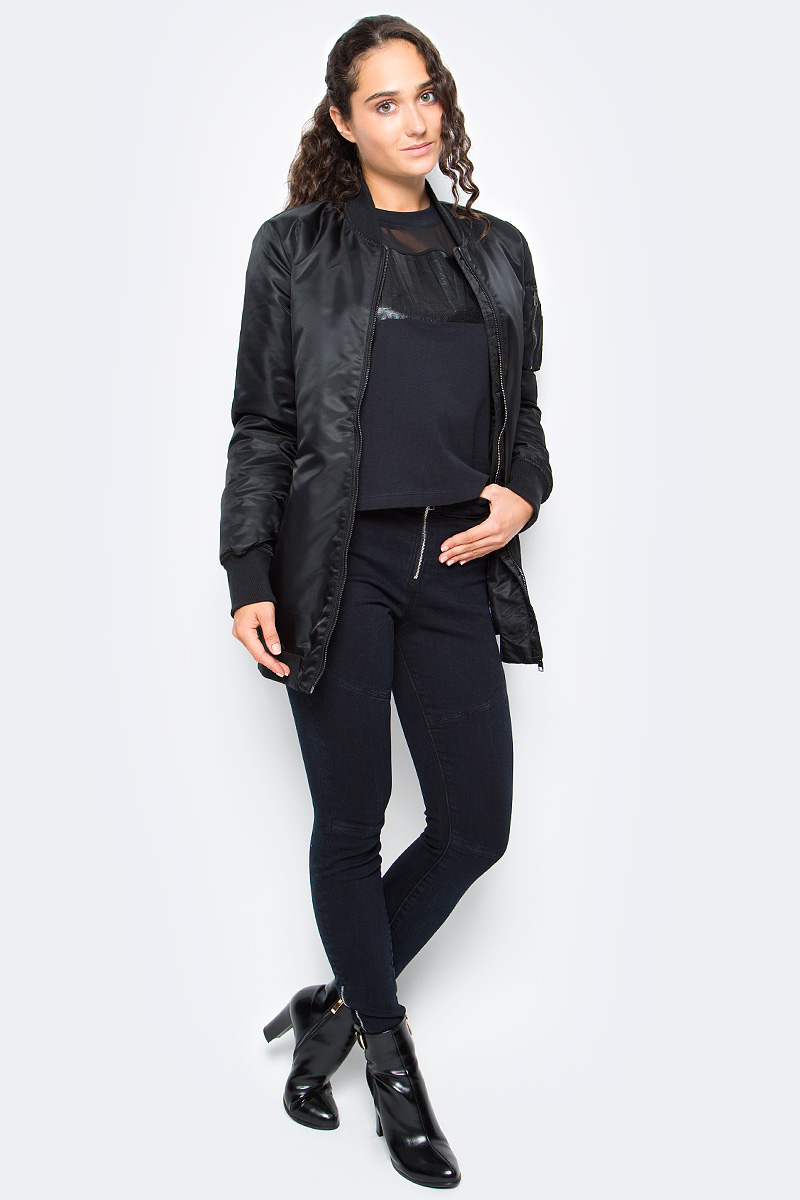 Куртка женская Calvin Klein Jeans, цвет: черный. J20J206038_0990. Размер M (44/46)J20J206038_0990 Куртка женская Calvin Klein Jeans, цвет: черный. J20J206038_0990. Размер M (44/46)J20J206038_0990Удобная женская куртка Calvin Klein согреет вас в прохладную погоду и позволит выделиться из толпы. Модель с длинными рукавами и воротником - стойкой выполнена из полиамида, и застегивается спереди на застежку-молнию. Спереди куртка дополнена двумя втачными карманами на застежках-молниях. Манжеты рукавов, низ и воротник дополнены эластичными резинками. Модель оформлена на спине и рукавах присборенным материалом.