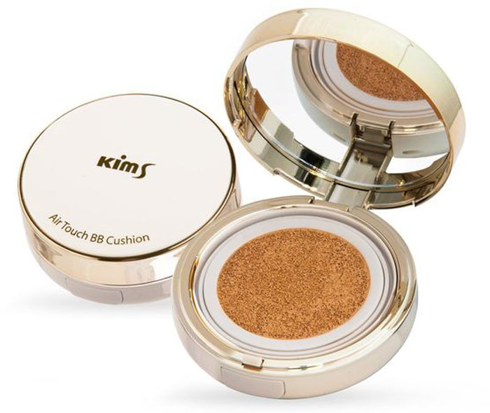Kims BB Кушон Air Touch BB Cushion SPF50+/PA+++, (основной продукт + запасной блок) Тон 23BB23 Kims BB Кушон Air Touch BB Cushion SPF50+/PA+++, (основной продукт + запасной блок) Тон 23BB23Многофункциальный вв-крем для лица Air Touch BB Cushion(SPF50+/PA+++)Легкий, как прикосновение воздуха! Идеально маскирует недостатки кожи, максимально защищает от УФ-лучей, увлажняет кожу, равномерно наносится на кожу, обеспечивает длительный эффект макияжа и придает коже естествнное здоровое сияние.