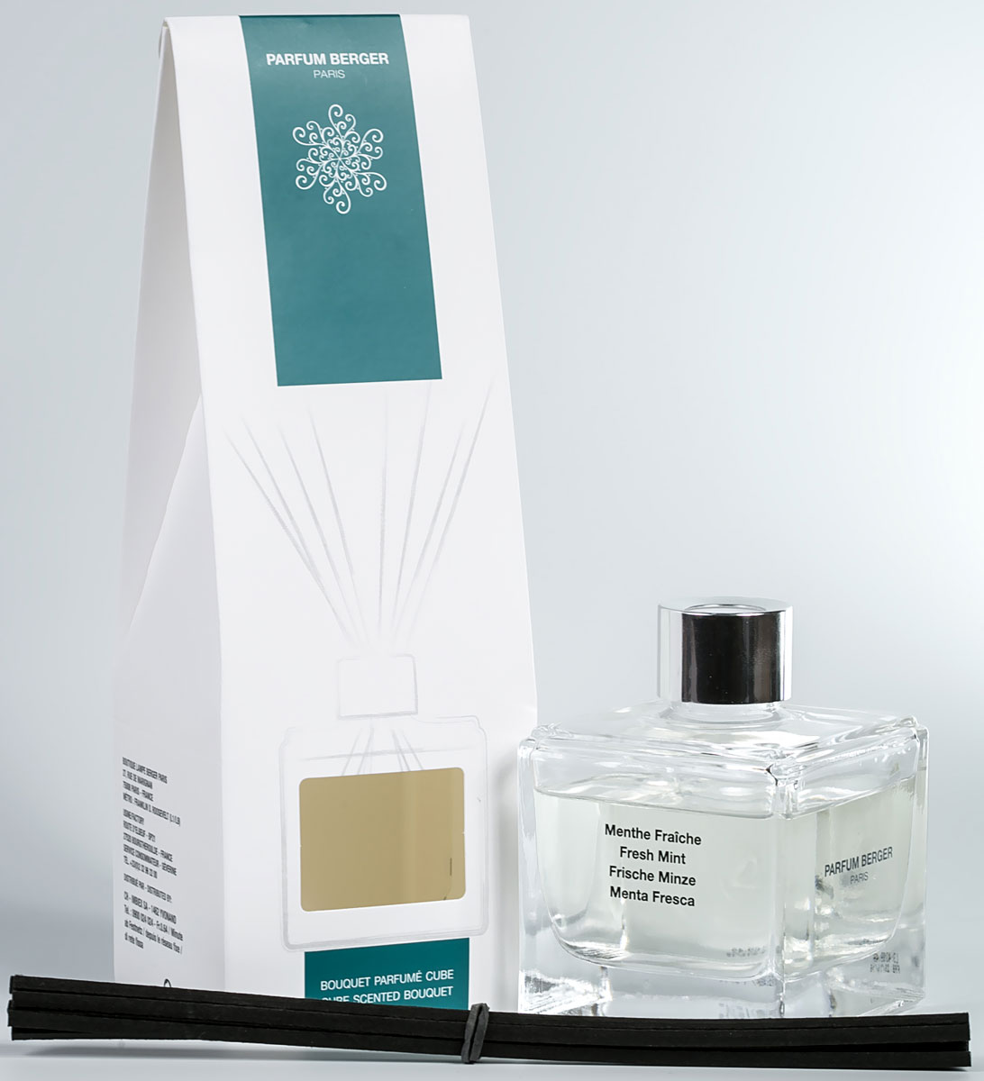 Диффузор ароматический Parfum Berger Свежая мята, с палочками, 125 мл2000000047287 Диффузор ароматический Parfum Berger Свежая мята, с палочками, 125 мл2000000047287Особенность диффузера Parfum Berger заключается в применении инновационных полимерных палочек, что эффективнее любых тростниковых в 5 раз. Остаточный эффект от аромажидкости остается в полимерных палочках еще на протяжении более 2-х недель и продолжает вас радовать, пока вы не дольете во флакон свой любимый аромат. Комплект состоит из подарочной коробочки, строгого флакона (125 мл), аромажидкости и комплекта полимерных палочек. Элегантный куб из прозрачного стекла, украшенный серебристым кольцом, с эффектно смотрящимся букетом из черных палочек, который придает композиции современный вид. Сделанные из технического полимера, 8 палочек гарантируют идеальное распространение аромата. Не теряют свой цвет при контакте с содержимым флакона.