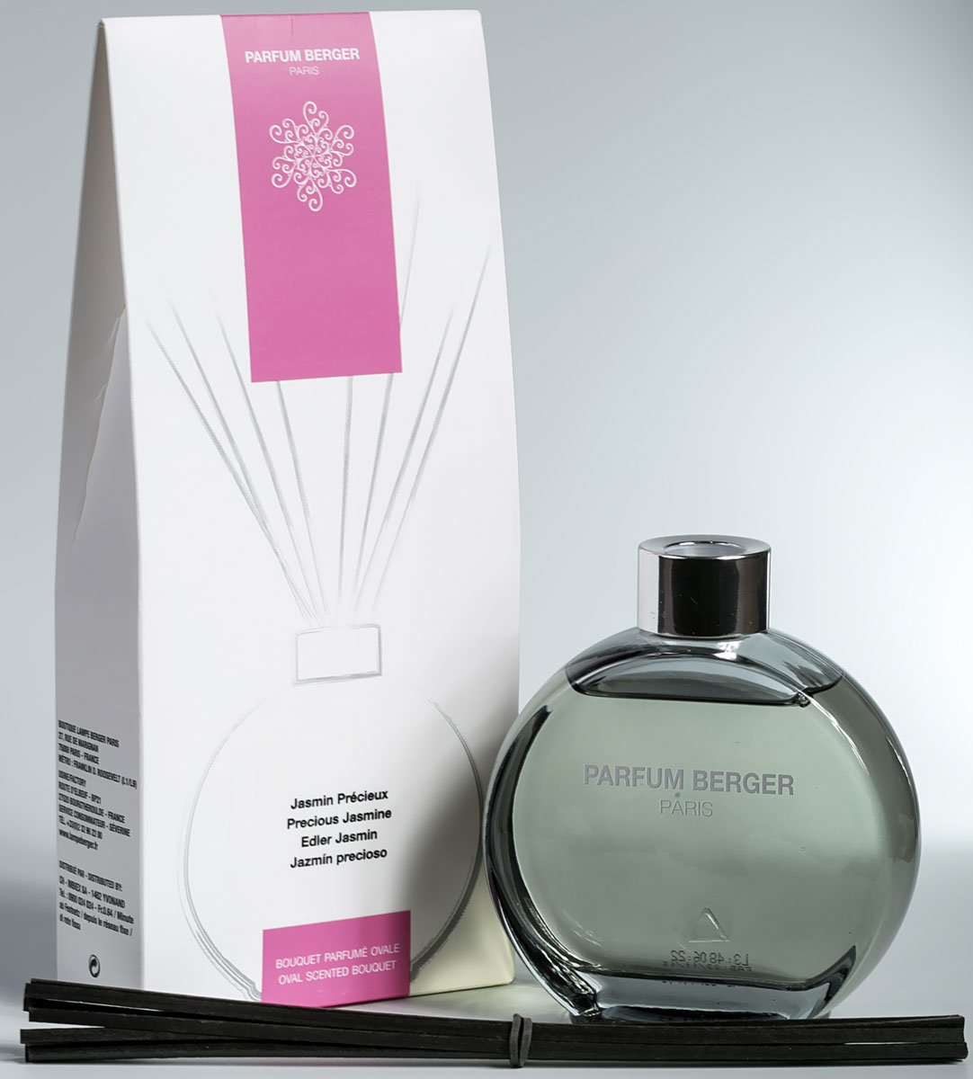 Диффузор ароматический Parfum Berger Царственный жасмин, 180 мл2000000047485 Диффузор ароматический Parfum Berger Царственный жасмин, 180 мл2000000047485Особенность диффузера Parfum Berger заключается в применении инновационных полимерных палочек, что эффективнее любых тростниковых в 5 раз. Остаточный эффект от аромажидкости остается в полимерных палочках еще на протяжении более 2-х недель и продолжает вас радовать, пока вы не дольете во флакон свой любимый аромат.Комплект состоит из подарочной коробочки, стеклянного, слегка тонированного в нежный графитовый цвет флакона объемом 180 мл, изысканной аромажидкости и комплекта полимерных палочек.