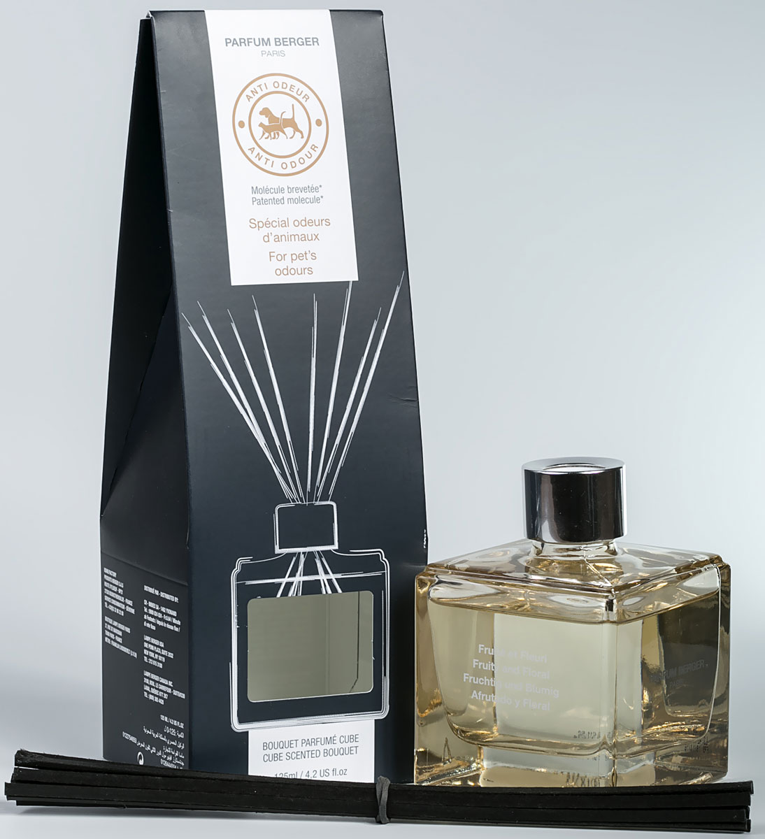 Диффузор ароматический Parfum Berger Антиживотное, 125 мл2000000049359 Диффузор ароматический Parfum Berger Антиживотное, 125 мл2000000049359Уникальная коллекция АнтиАроматов, была представлена в конце прошлого года. На сегодня она состоит и 4 АнтиАроматов: АнтиВанная, АнтиТабак, АнтиЖивотное, АнтиКухня. Каждый из ароматов на 5+ справляется с поставленными задачами. Комплект состоит из подарочной коробочки, строгого флакона объемом 125 мл, а каждому аромату соответствует свой цвет флакона, аромажидкости и комплекта полимерных палочек. Особенность данных диффузоров в применении инновационных полимерных палочек, что эффективнее любых тростниковых в 5 раз, что доказано исследованиями и тестированием эффективности ароматизации. АнтиЖивотное. Верхние: бергамот, яблоко, черная смородина; средние: ландыш, фрезия, фиалка; нижние: сандаловое дерево, кедр, мускус.