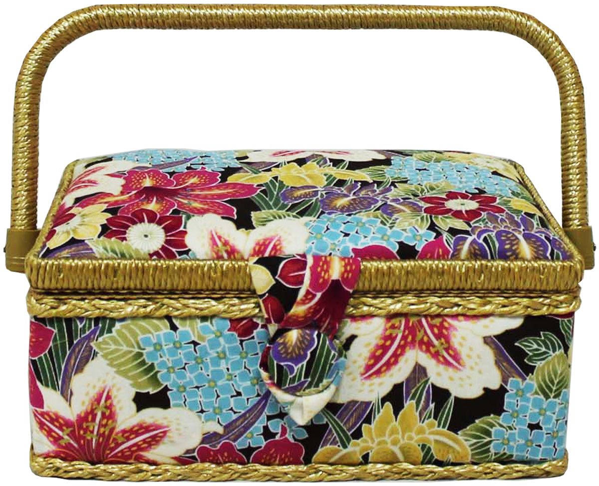 Шкатулка для рукоделия Grace & Glamour, 14,5 х 22 х 11,5 см. BN4738BN4738 Шкатулка для рукоделия Grace & Glamour, 14,5 х 22 х 11,5 см. BN4738BN4738Интерьерная шкатулка из коллекции Краски лета выполнена с использованием натуральных материалов: каркас из дерева обтянут дизайнерской тканью Robert Kaufman (100% хлопок) с мягким наполнителем. Внутри шкатулка отделана искусственным шелком, имеется кармашек на резинке и шелковая игольница с двумя булавками. Шкатулка оснащена пластиковым вкладышем с 4 отсеками для мелочей. Ручка и края отделаны натуральным ротангом, который не только украшает шкатулку, но и оберегает края. Шкатулка поможет рукодельнице сорганизовать свое рабочее место, а значит, сократить время на создание своего творения. А кроме того, украсит любой интерьер и будет радовать свою обладательницу долгие годы благодаря качественному исполнению и материалам. Прекрасный подарок любой женщине!Размер вкладыша: 20х12,5х3 см.