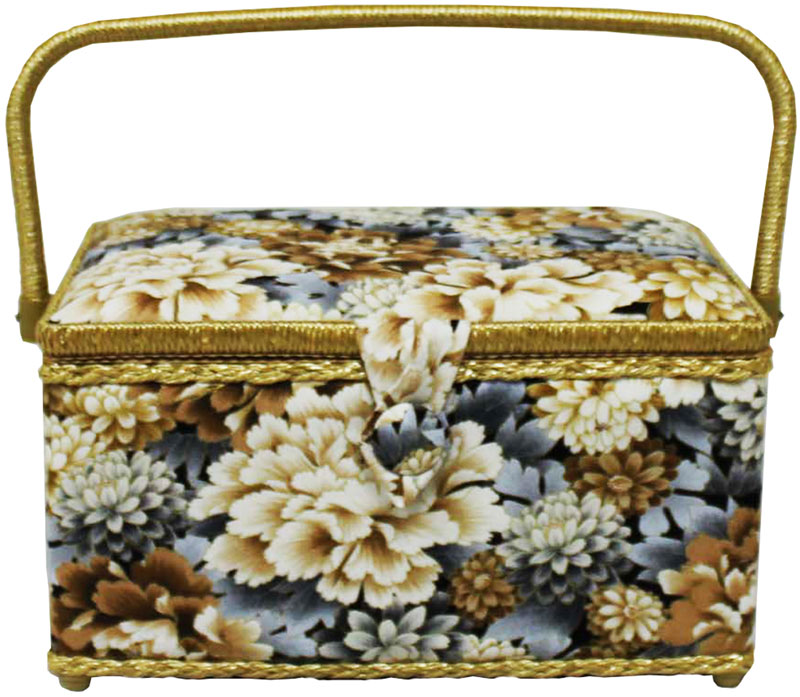 Шкатулка для рукоделия Grace & Glamour, 17 х 28,5 х 17 см. BN4763BN4763 Шкатулка для рукоделия Grace & Glamour, 17 х 28,5 х 17 см. BN4763BN4763Интерьерная шкатулка из коллекции Осенний букет выполнена с использованием натуральных материалов: каркас из дерева обтянут дизайнерской тканью Robert Kaufman (100% хлопок) с мягким наполнителем. Внутри шкатулка отделана искусственным шелком, имеется кармашек на резинке и шелковая игольница с двумя булавками. Шкатулка оснащена пластиковым вкладышем с 4 отсеками для мелочей. Ручка и края отделаны натуральным ротангом, который не только украшает шкатулку, но и оберегает края. Дно оснащено пластиковыми ножками. Шкатулка поможет рукодельнице сорганизовать свое рабочее место, а значит, сократить время на создание своего творения. А кроме того, украсит любой интерьер и будет радовать свою обладательницу долгие годы благодаря качественному исполнению и материалам. Прекрасный подарок любой женщине!Размер вкладыша: 26х14,5х3 см.