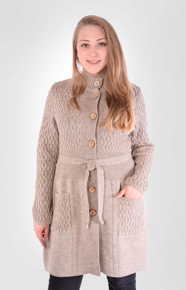 Кардиган женский Milana Style, цвет: шоколадный. 982. Размер 48982 Кардиган женский Milana Style, цвет: шоколадный. 982. Размер 48982Уютный кардиган от Milana Style полуприлегающего силуэта, расклешенный книзу. Модель кокетка, разделена узорной вязкой на верхнюю – ажурную часть и нижнюю – классическую часть. Широкая вязка резинкой по линии талии стройнит. Два узорных накладных кармана. Пояс в комплекте.